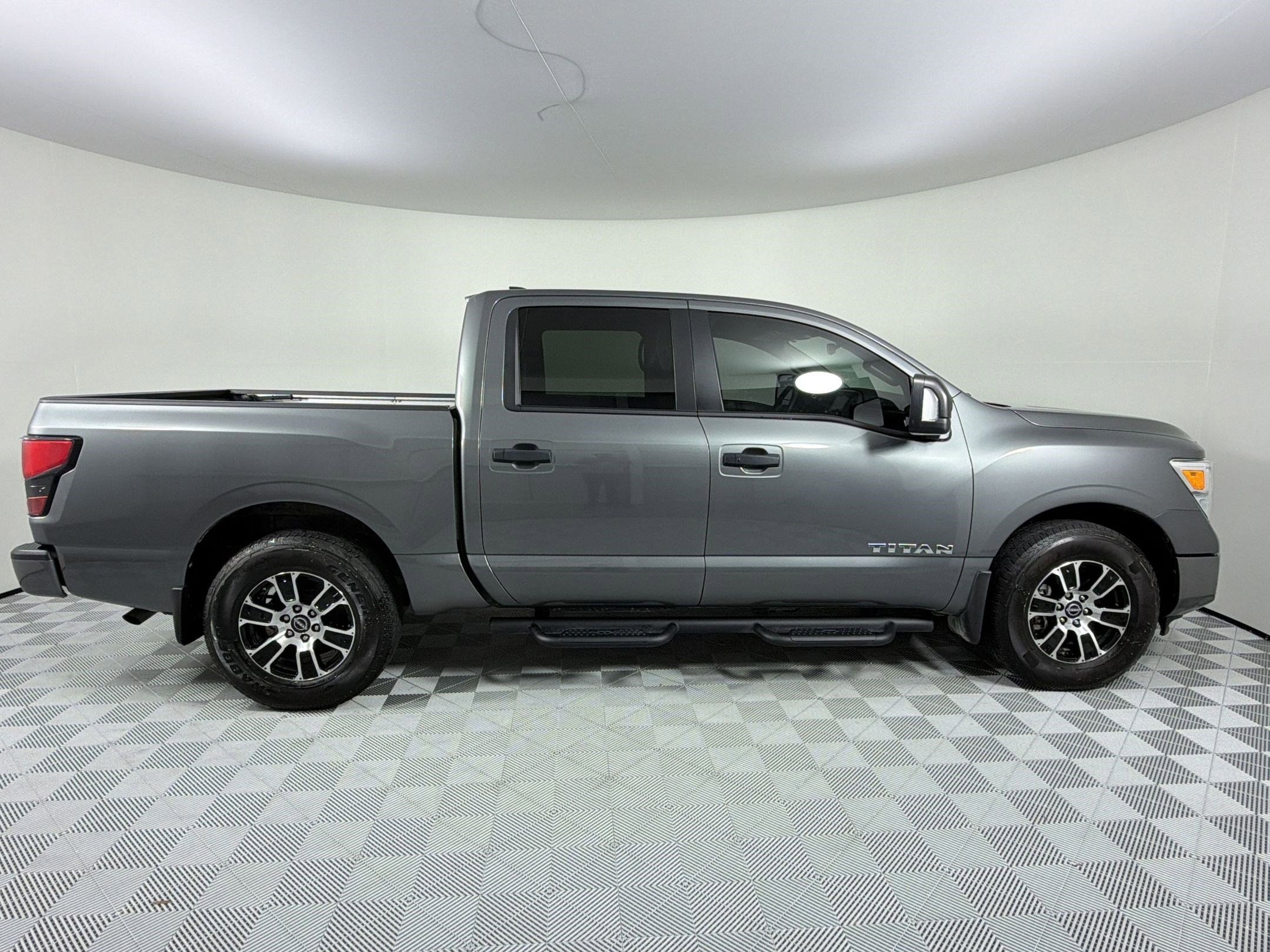 Titan SV 4x2 Crew Cab SV
