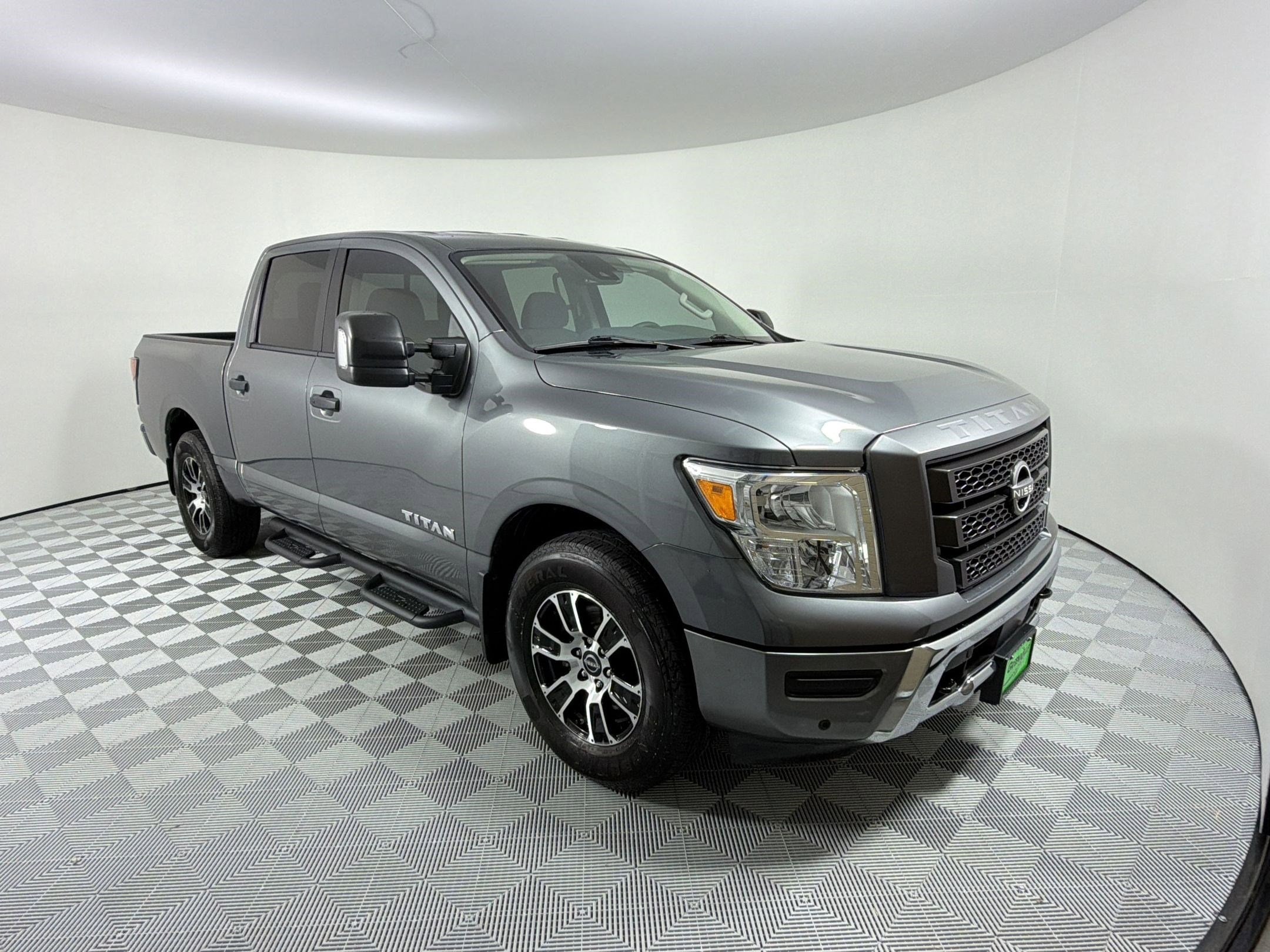 Titan SV 4x2 Crew Cab SV