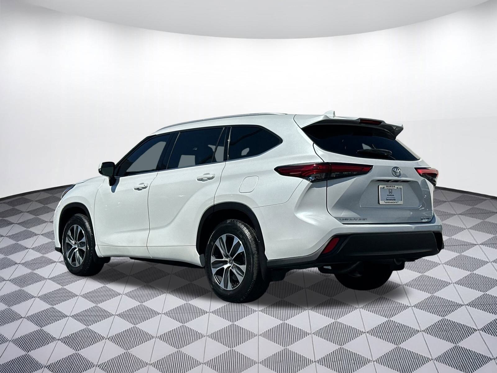 2022 Toyota Highlander XLE photo 2