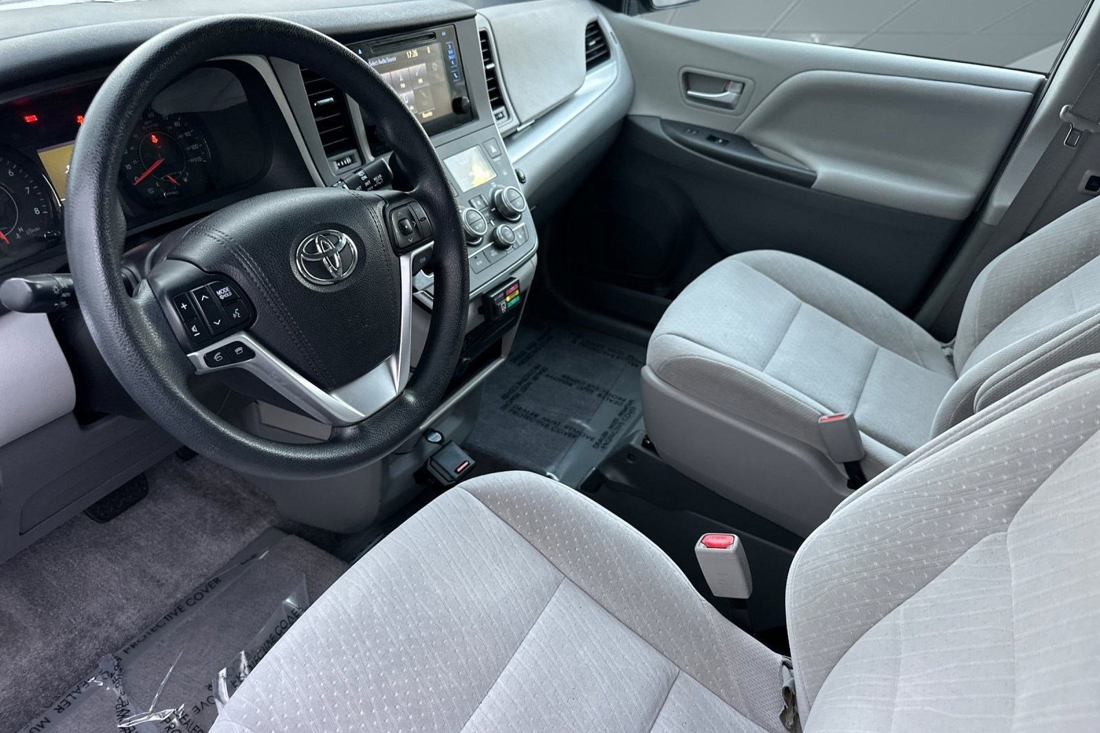 2017 Toyota Sienna LE photo 4