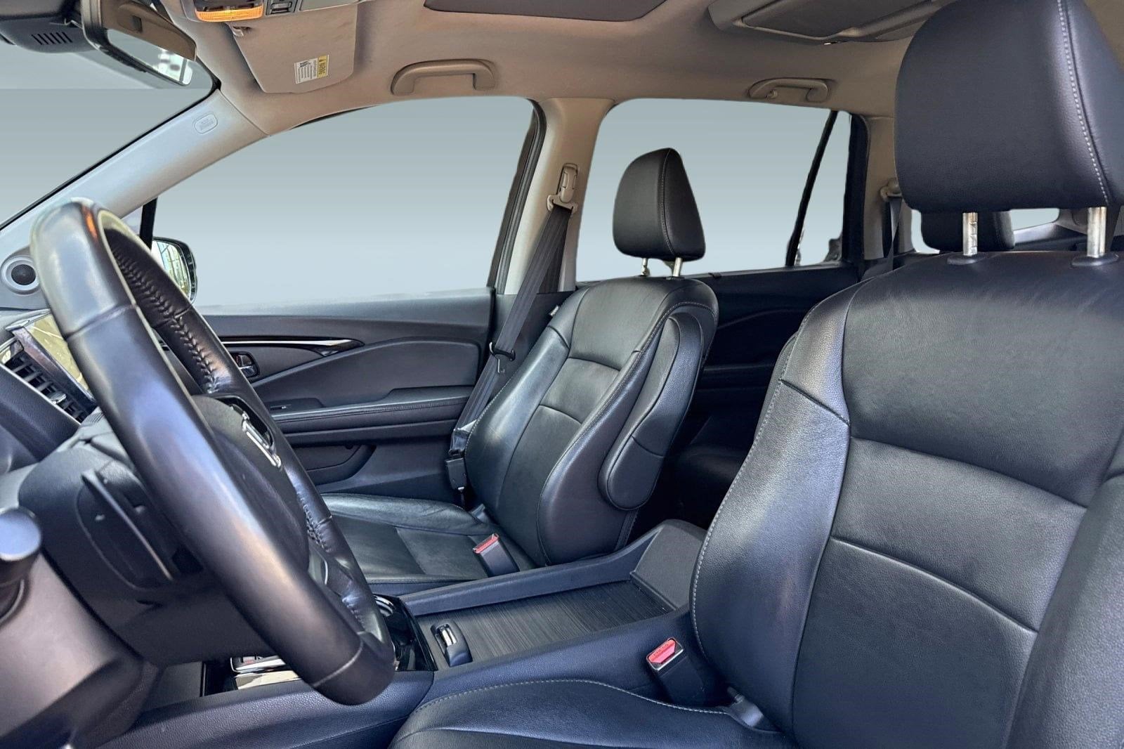 2020 Honda Pilot Touring 8 Passenger FWD photo 4