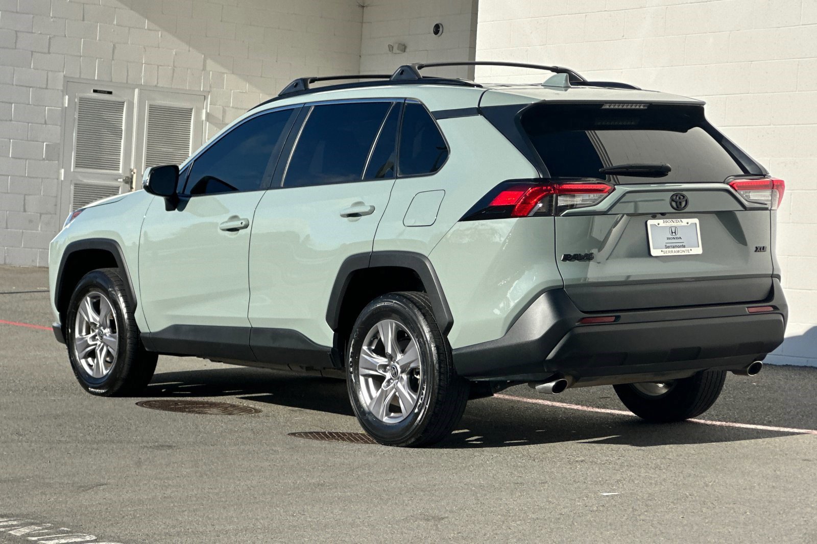 2023 Toyota RAV4 XLE photo 3