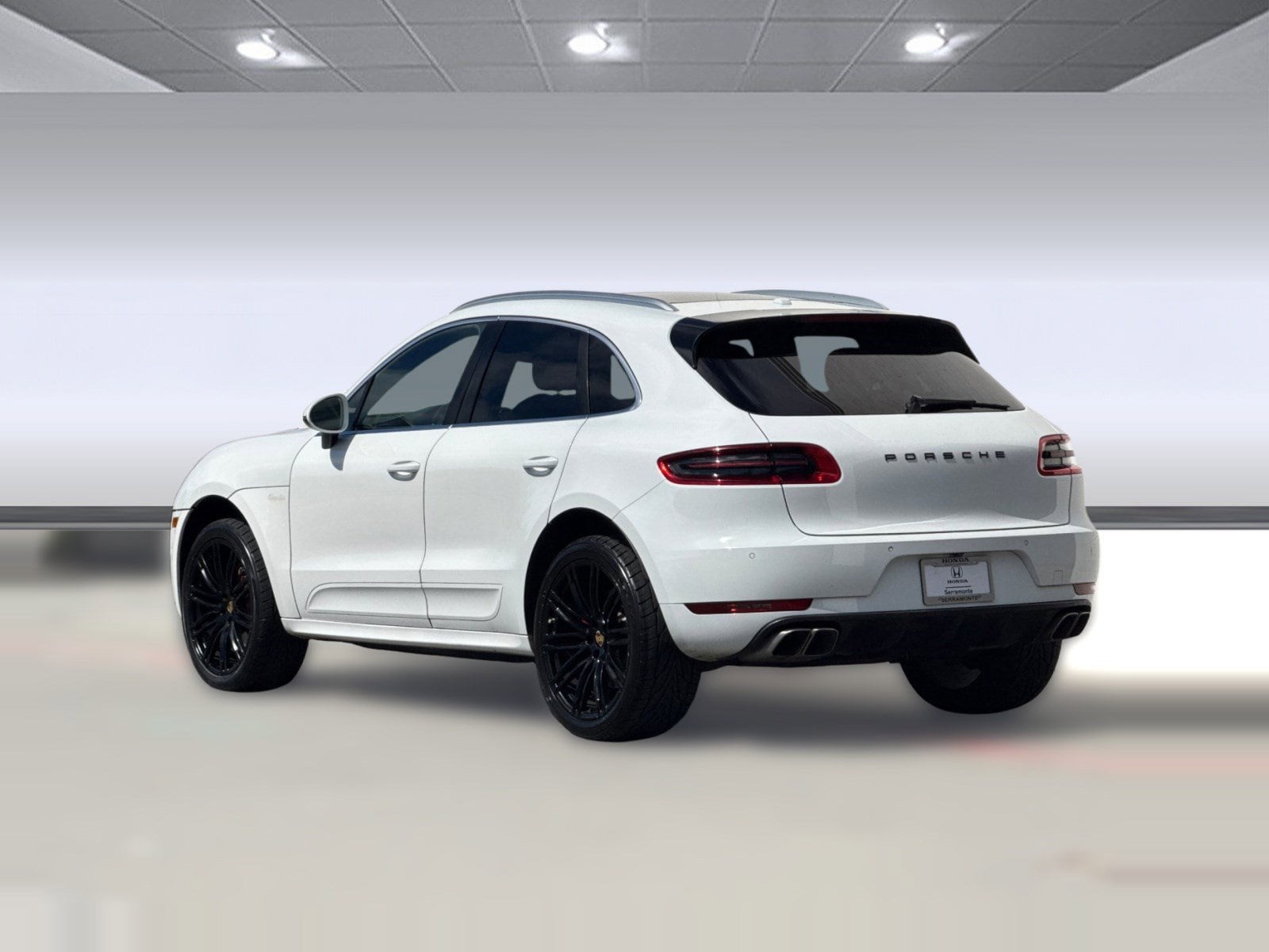 2016 Porsche Macan Turbo photo 2
