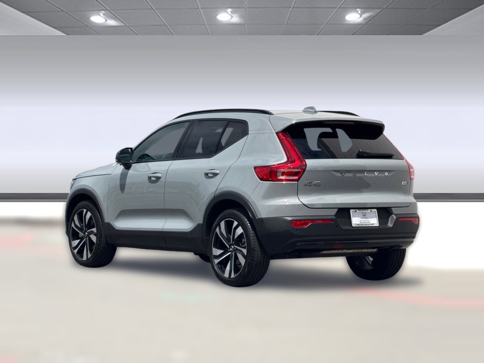 2025 Volvo XC40 B5 Ultra Dark Theme photo 2