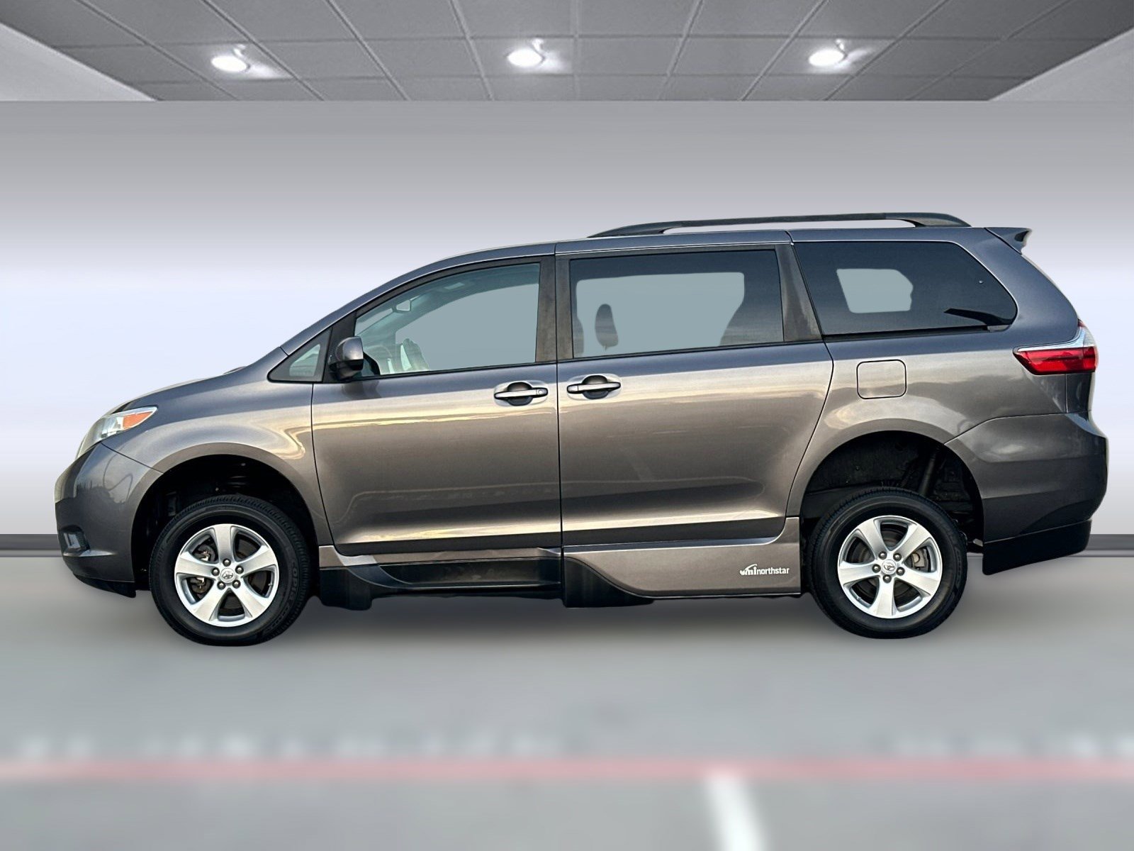 2017 Toyota Sienna LE photo 2