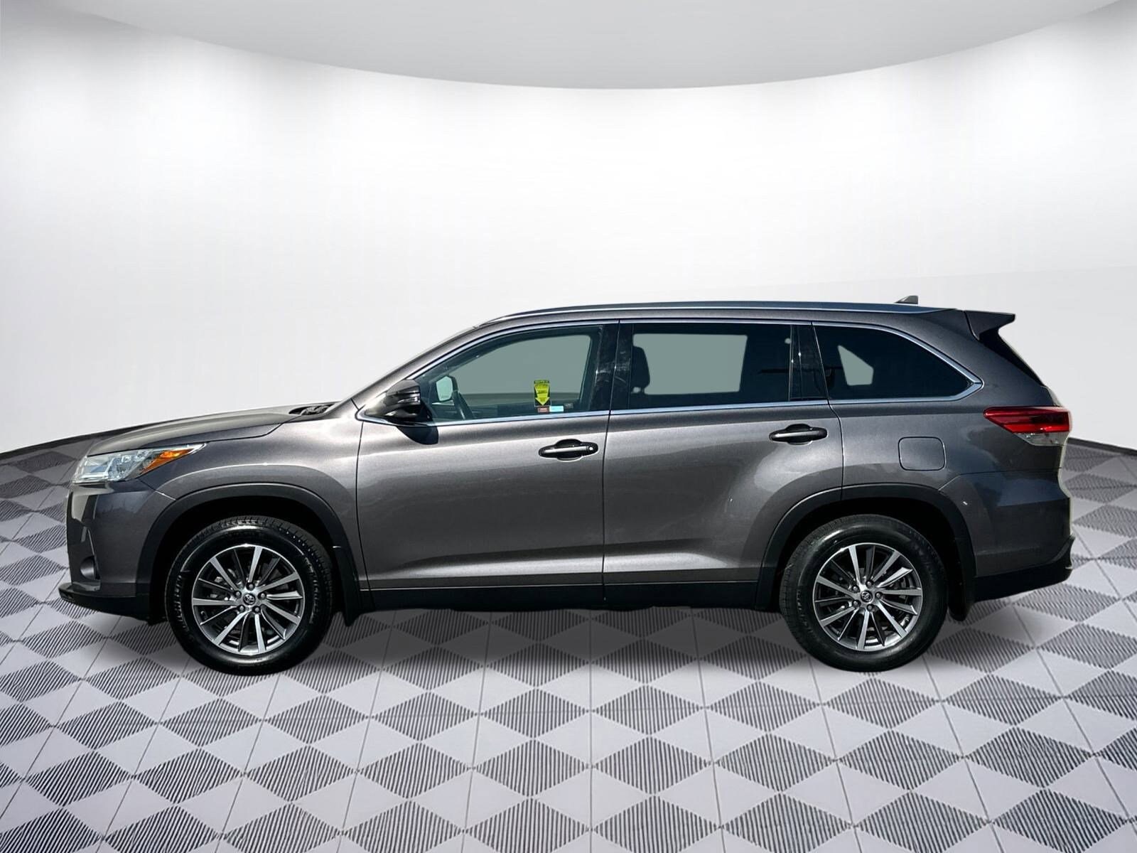 2019 Toyota Highlander XLE photo 2