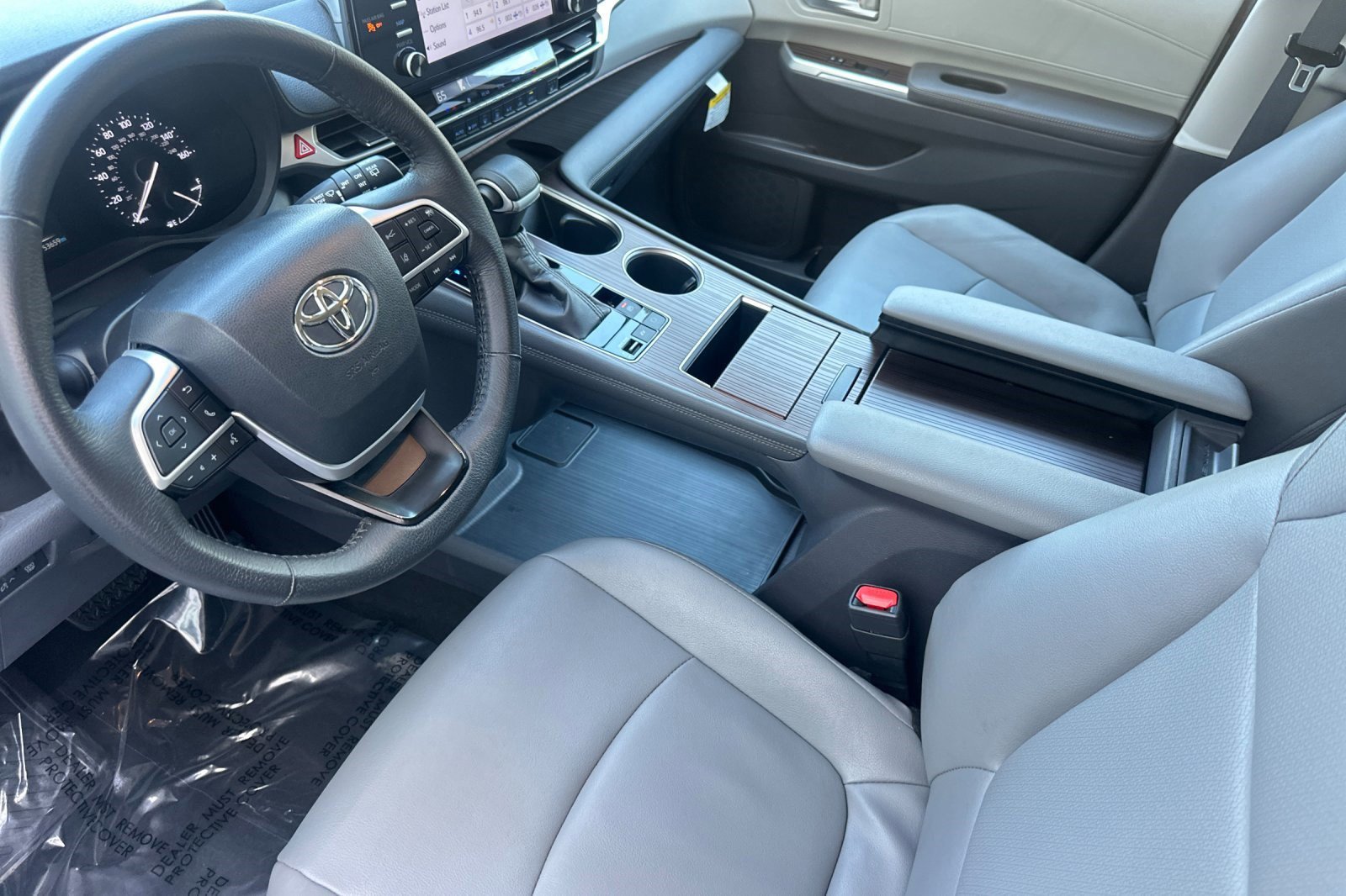 2023 Toyota Sienna XLE photo 4
