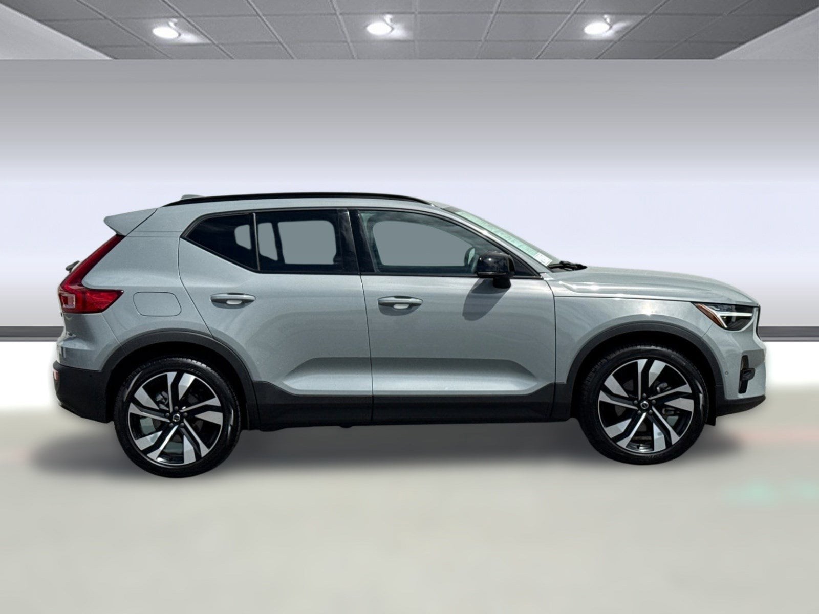 2025 Volvo XC40 B5 Ultra Dark Theme photo 3