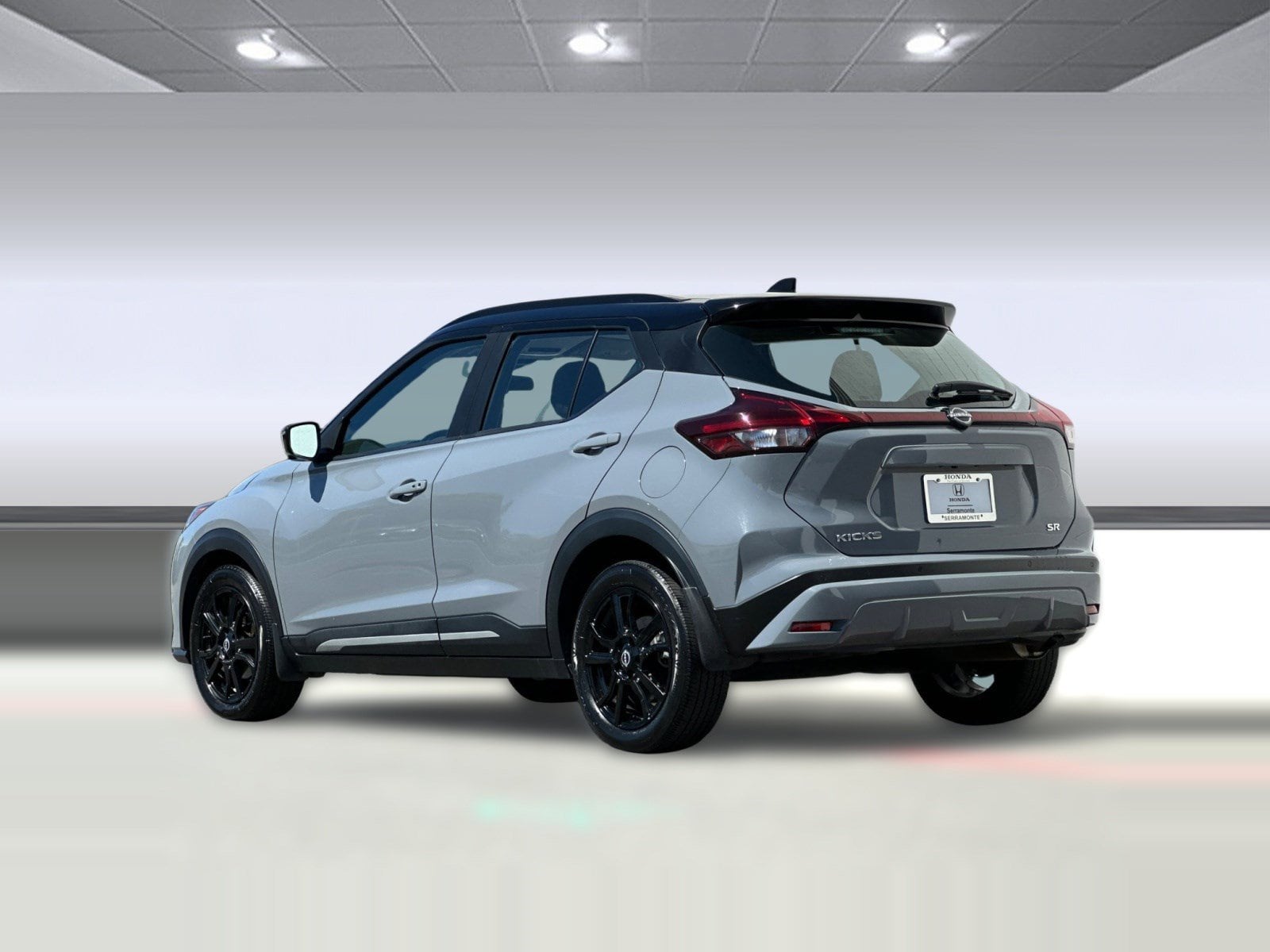 2023 Nissan Kicks SR photo 2