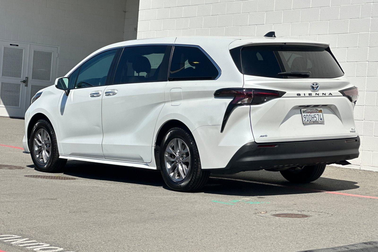2023 Toyota Sienna XLE photo 3