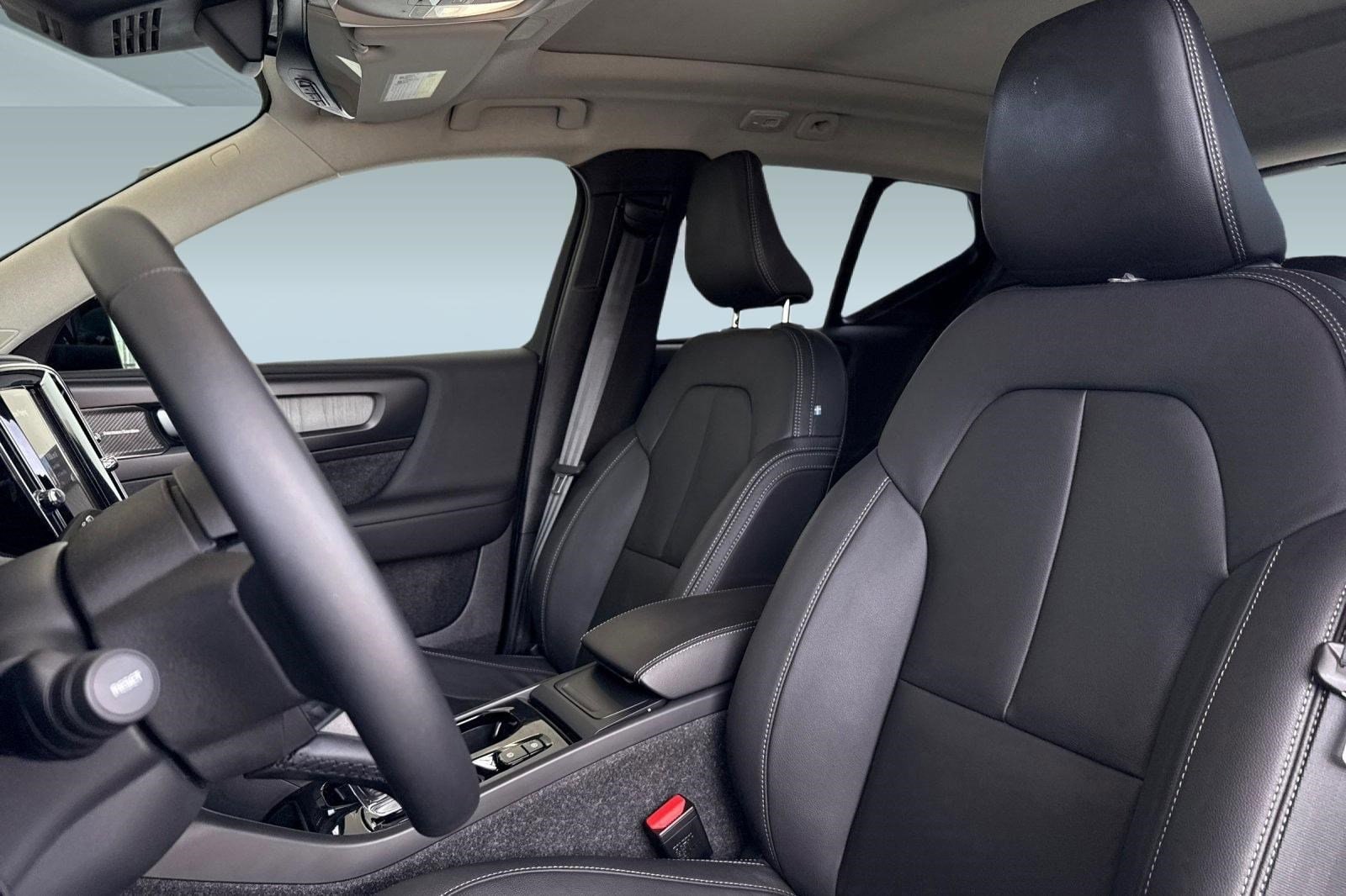 2025 Volvo XC40 B5 Ultra Dark Theme photo 4