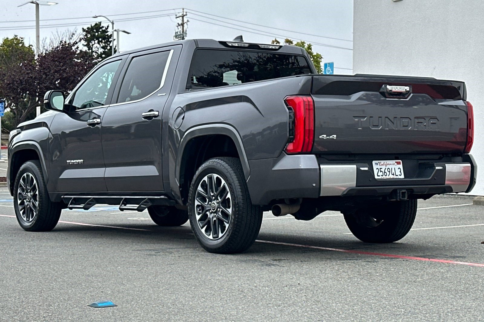 2022 Toyota Tundra Limited CrewMax photo 3