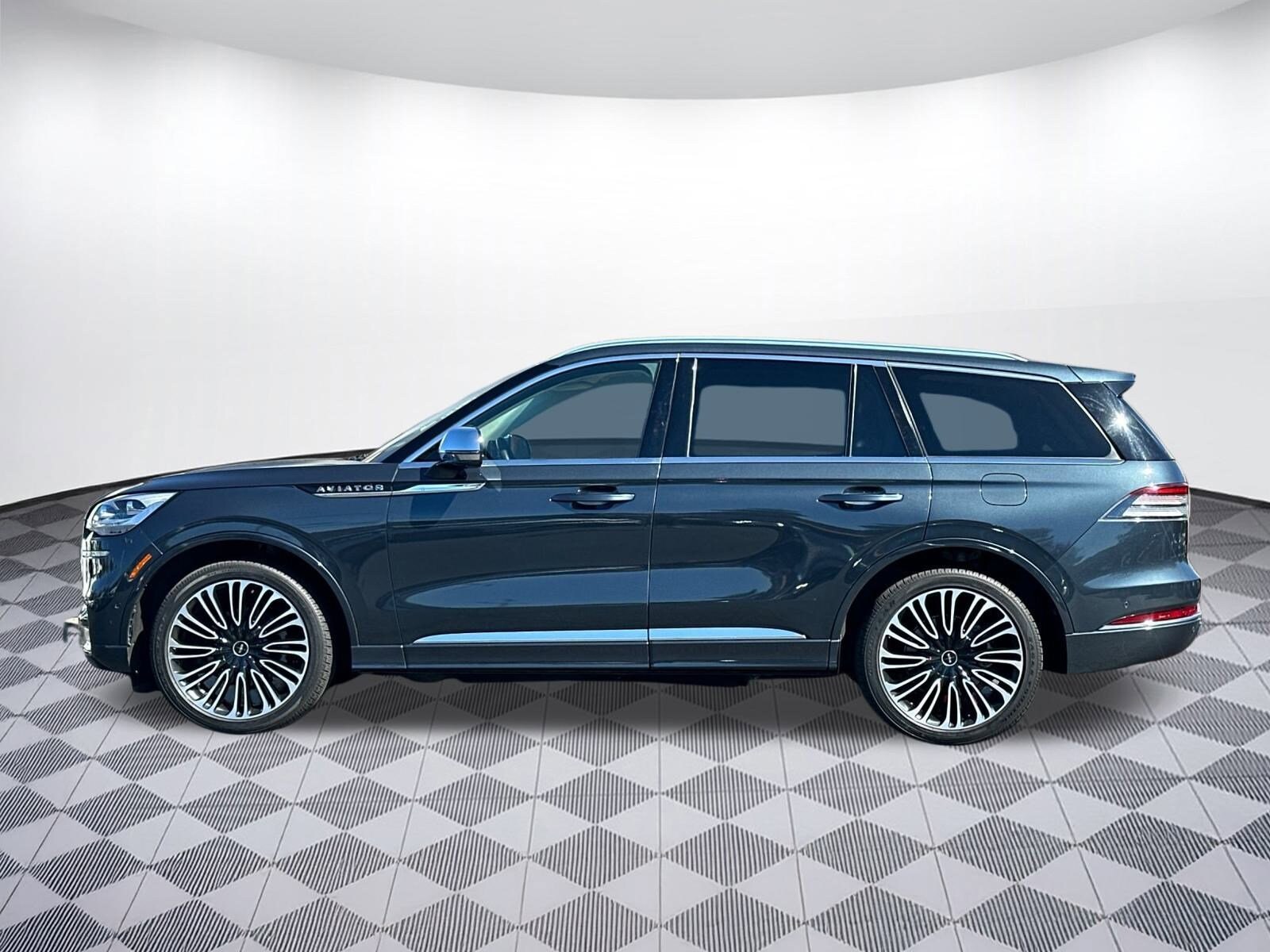 2022 Lincoln Aviator Black Label photo 2