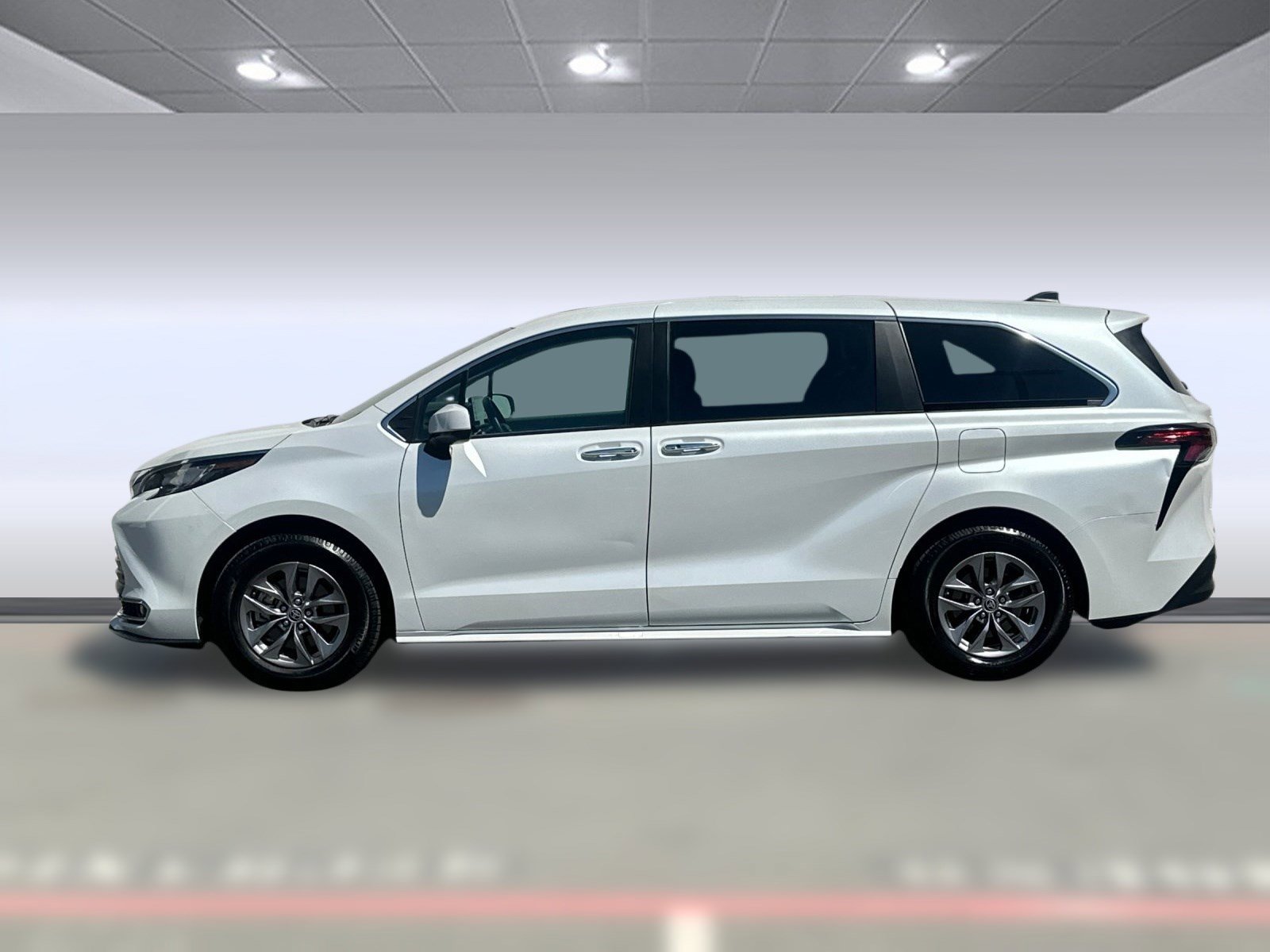 2023 Toyota Sienna XLE photo 2