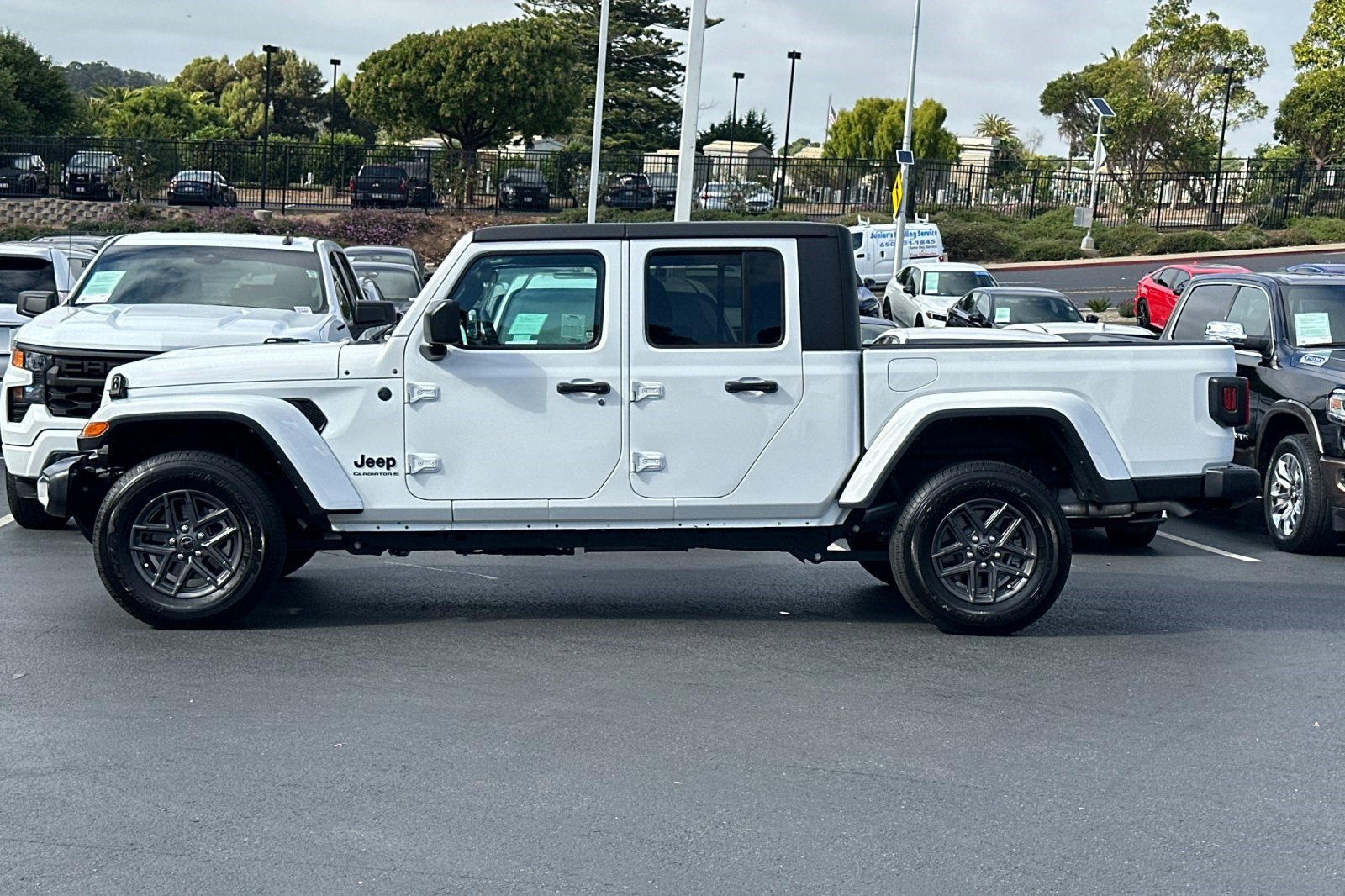 2024 Jeep Gladiator Sport S photo 3