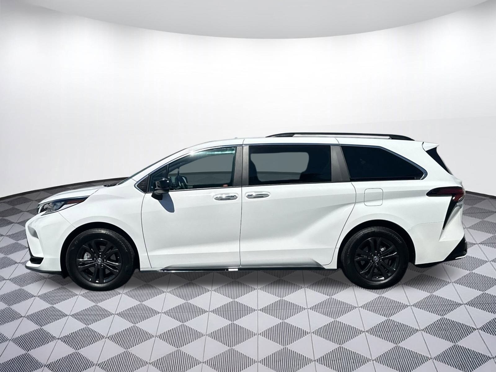 2024 Toyota Sienna XSE photo 2