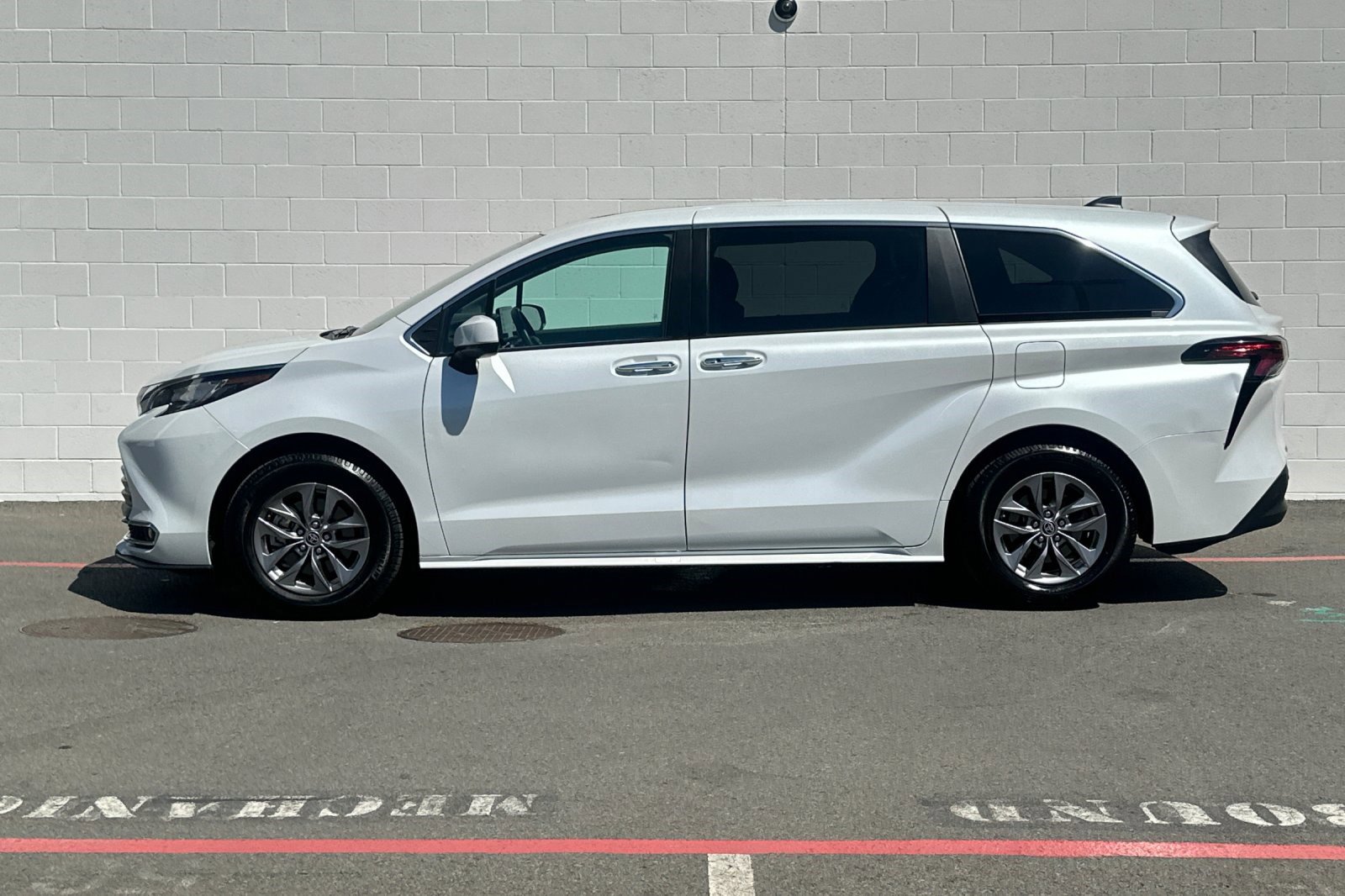 2023 Toyota Sienna XLE photo 2