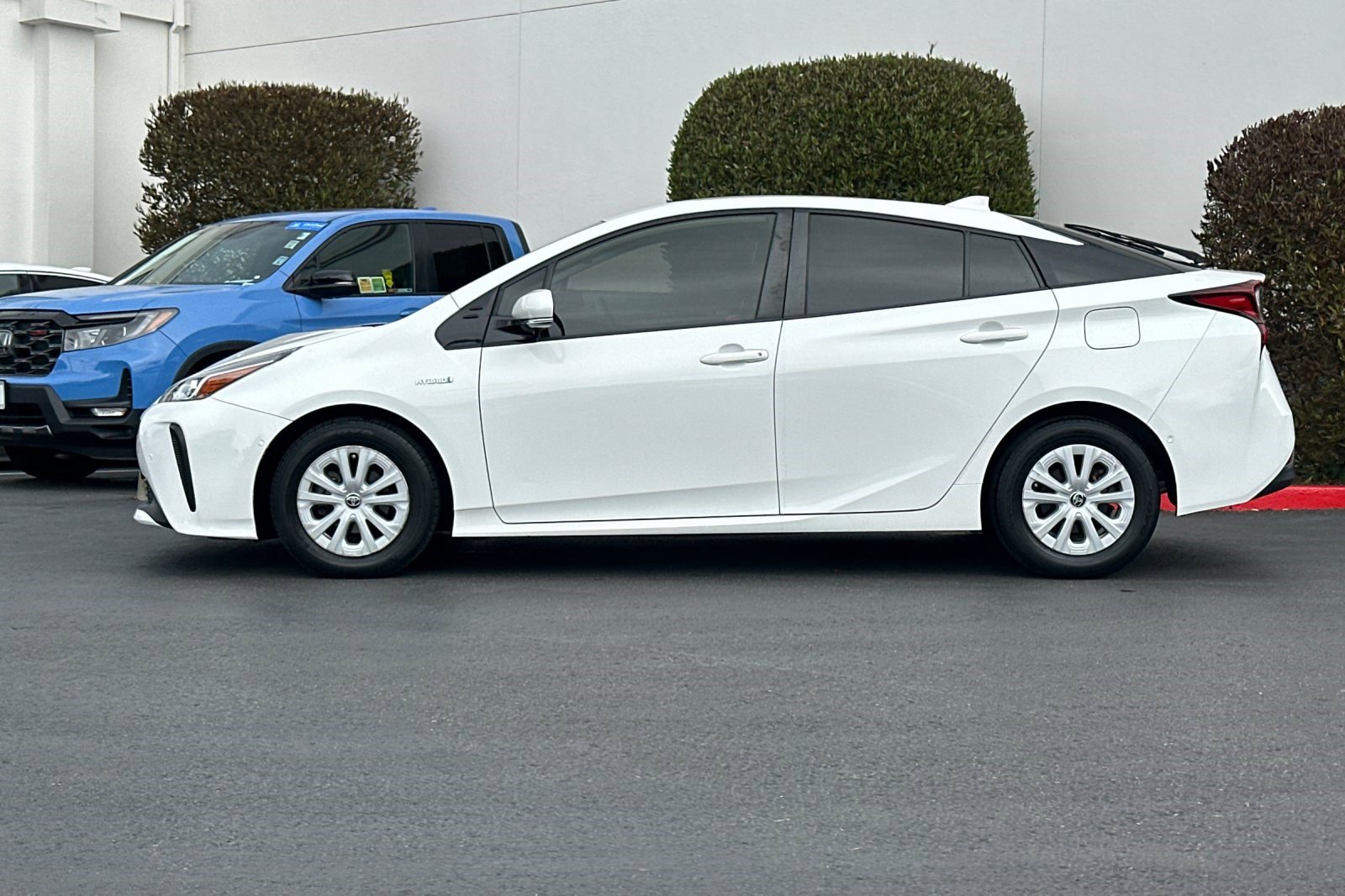 2019 Toyota Prius L Eco photo 2