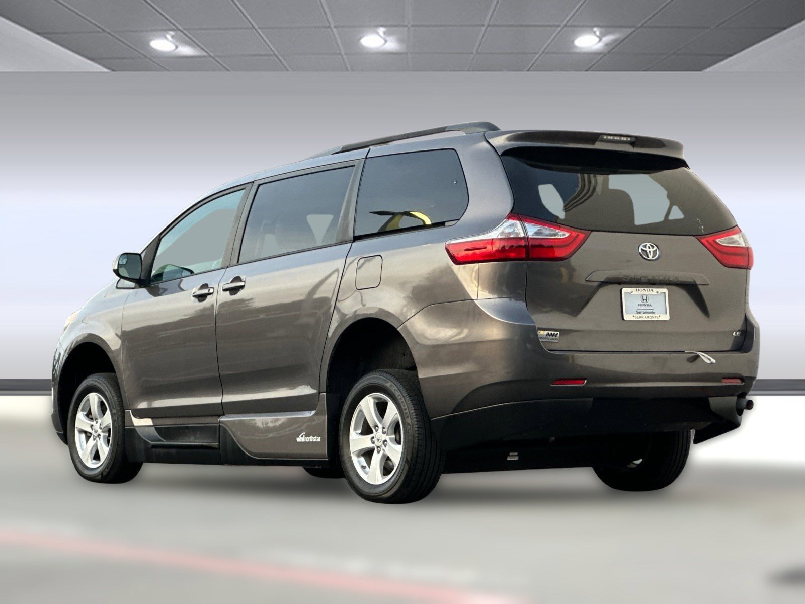 2017 Toyota Sienna LE photo 3