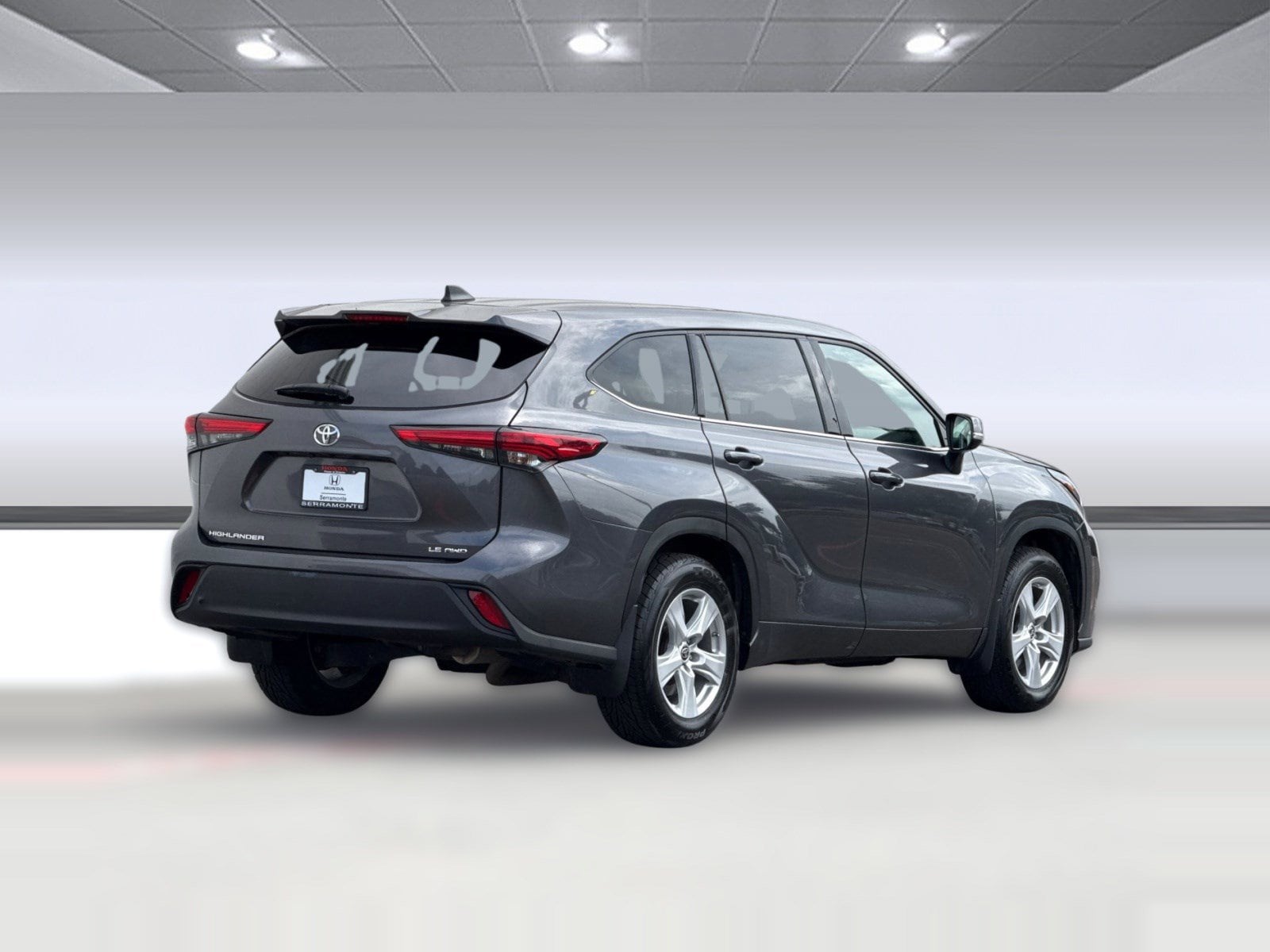 2022 Toyota Highlander LE photo 3