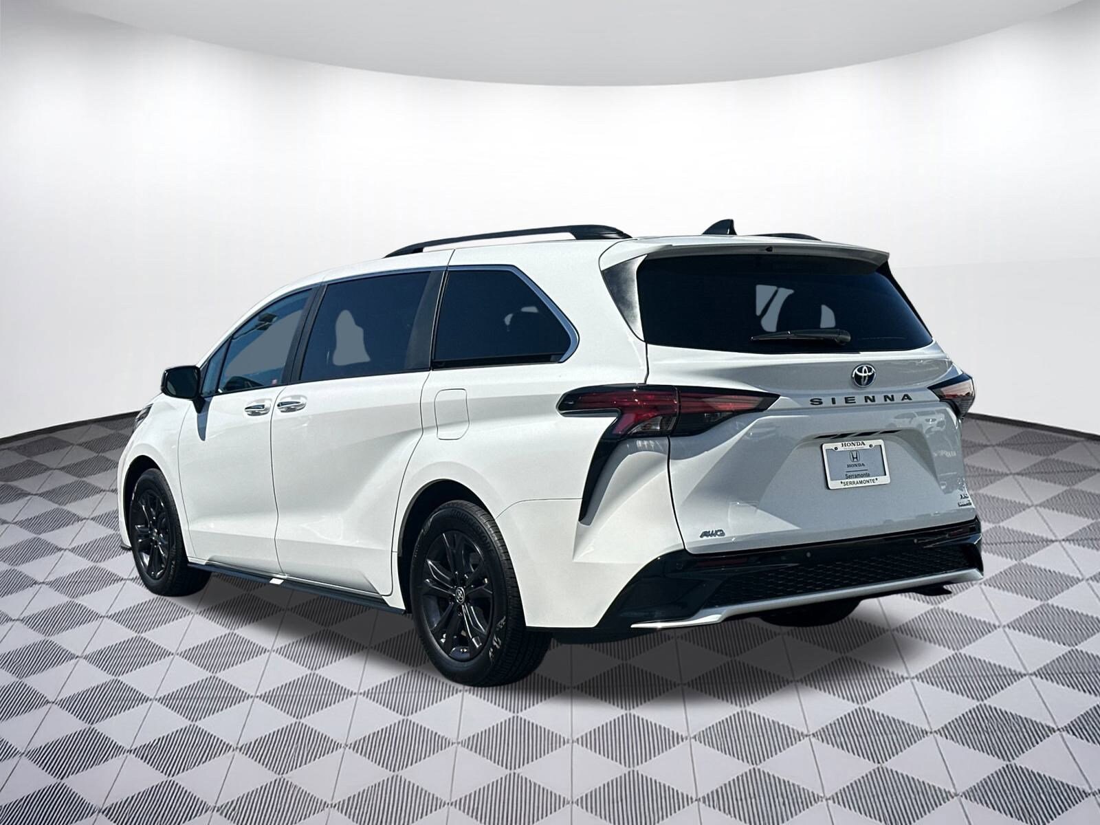 2024 Toyota Sienna XSE photo 3