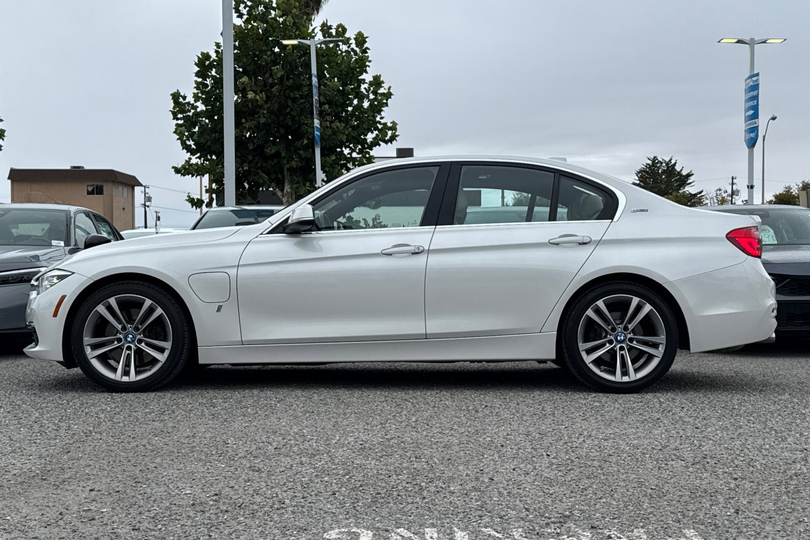 2017 Bmw 330e 3-Series photo 2