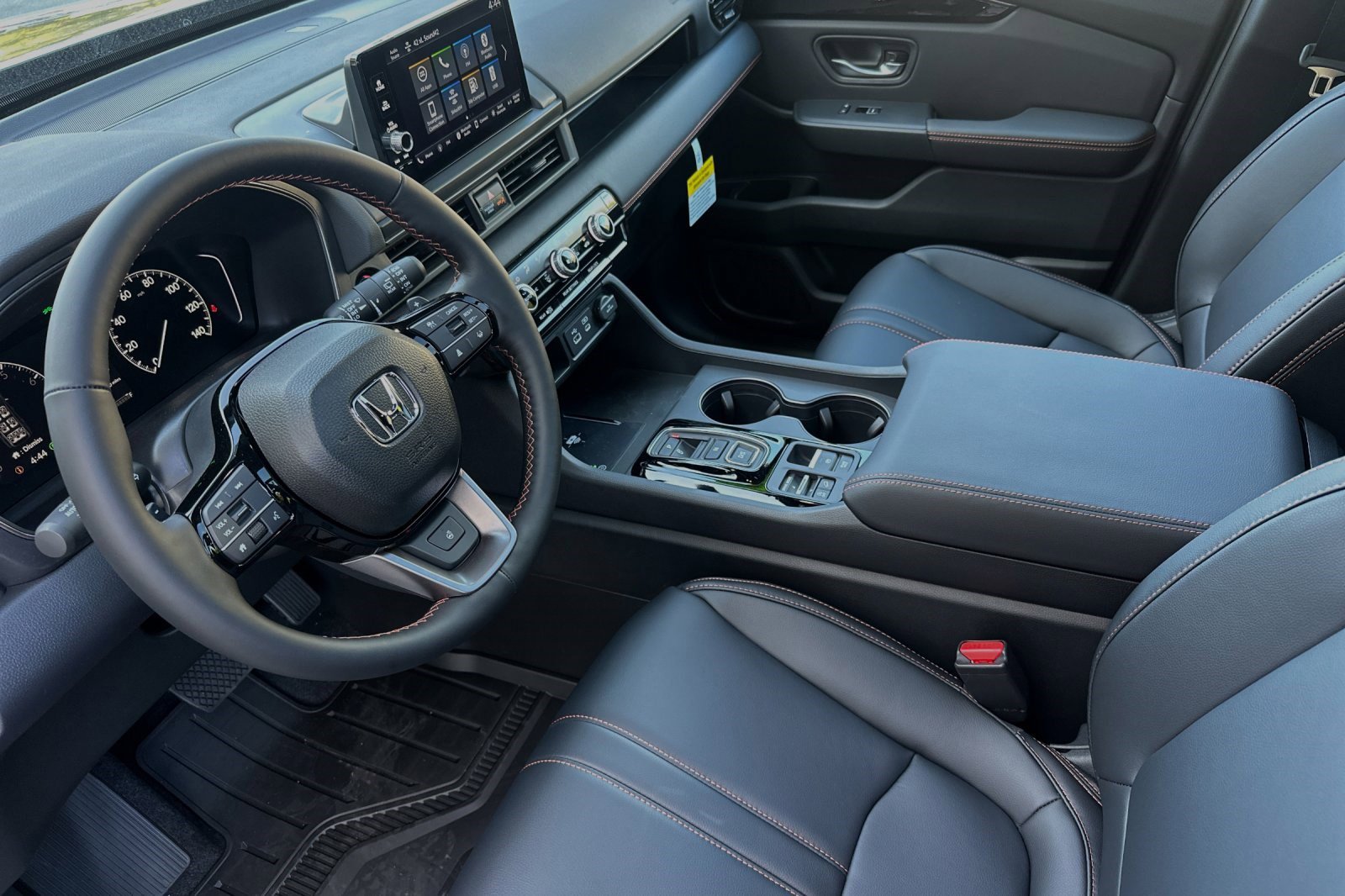 2025 Honda Pilot TrailSport photo 3