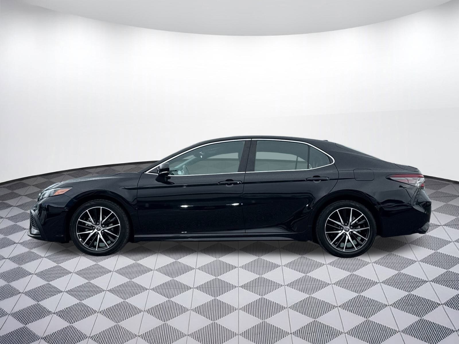 2022 Toyota Camry Hybrid SE photo 2