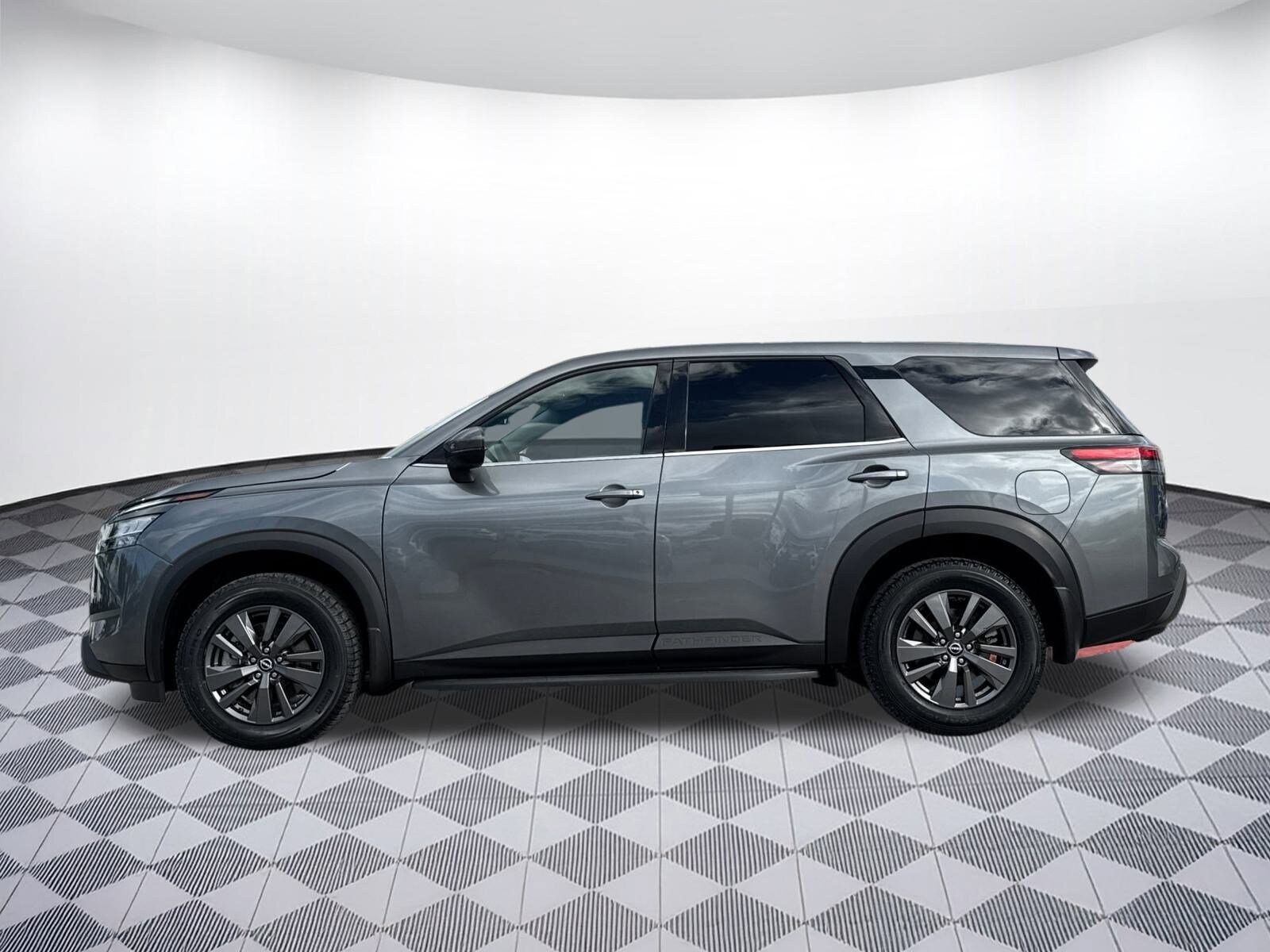 2022 Nissan Pathfinder S photo 2