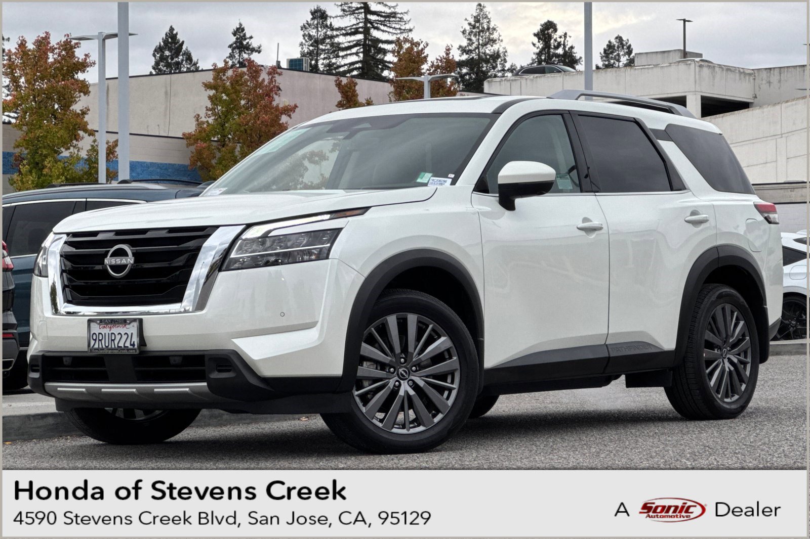 2024 Nissan Pathfinder SL photo 2