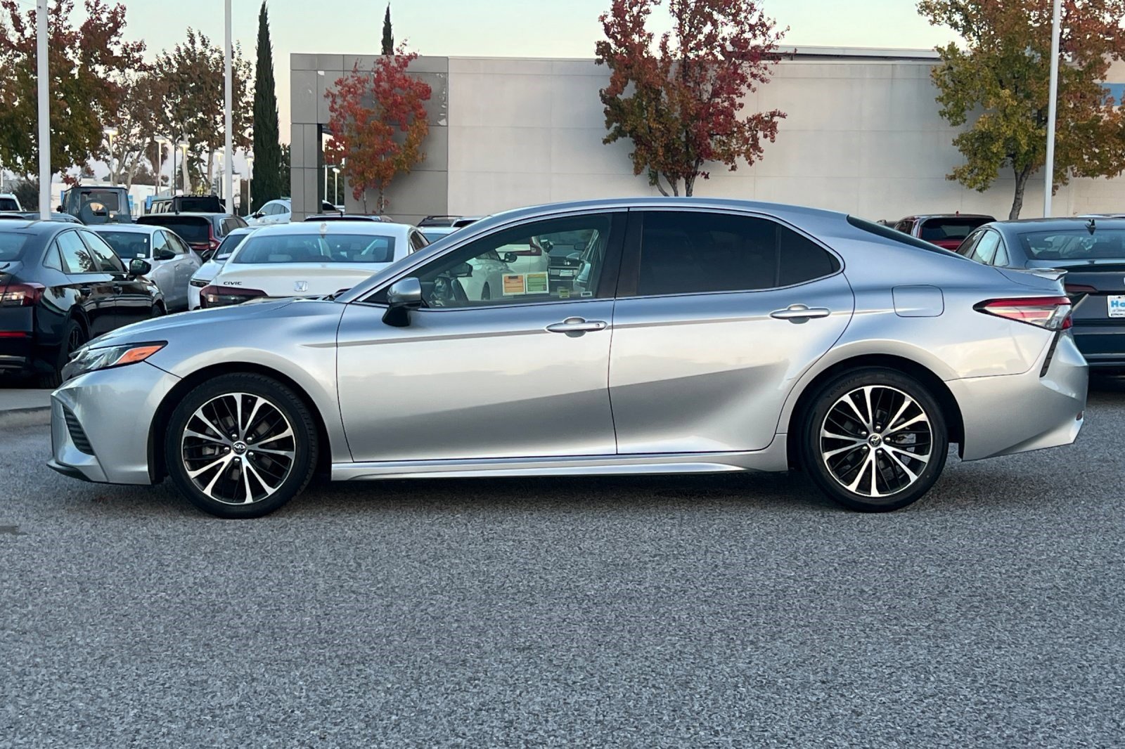 2018 Toyota Camry SE photo 2