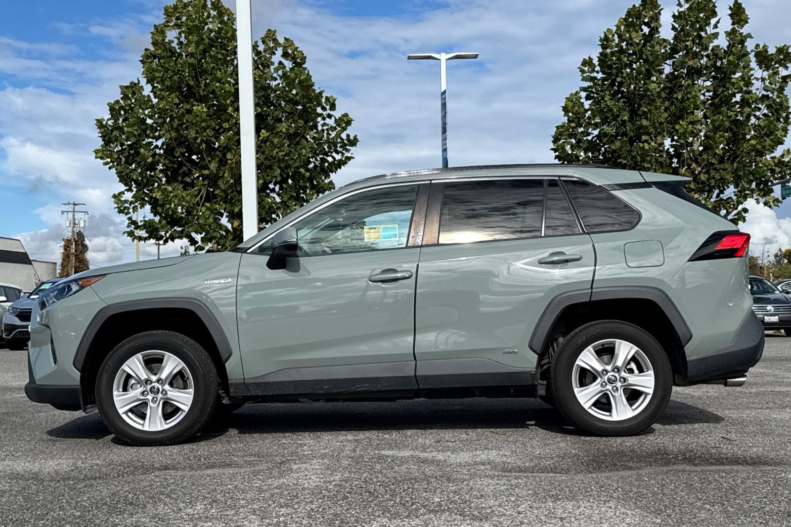 2020 Toyota RAV4 Hybrid XLE photo 2