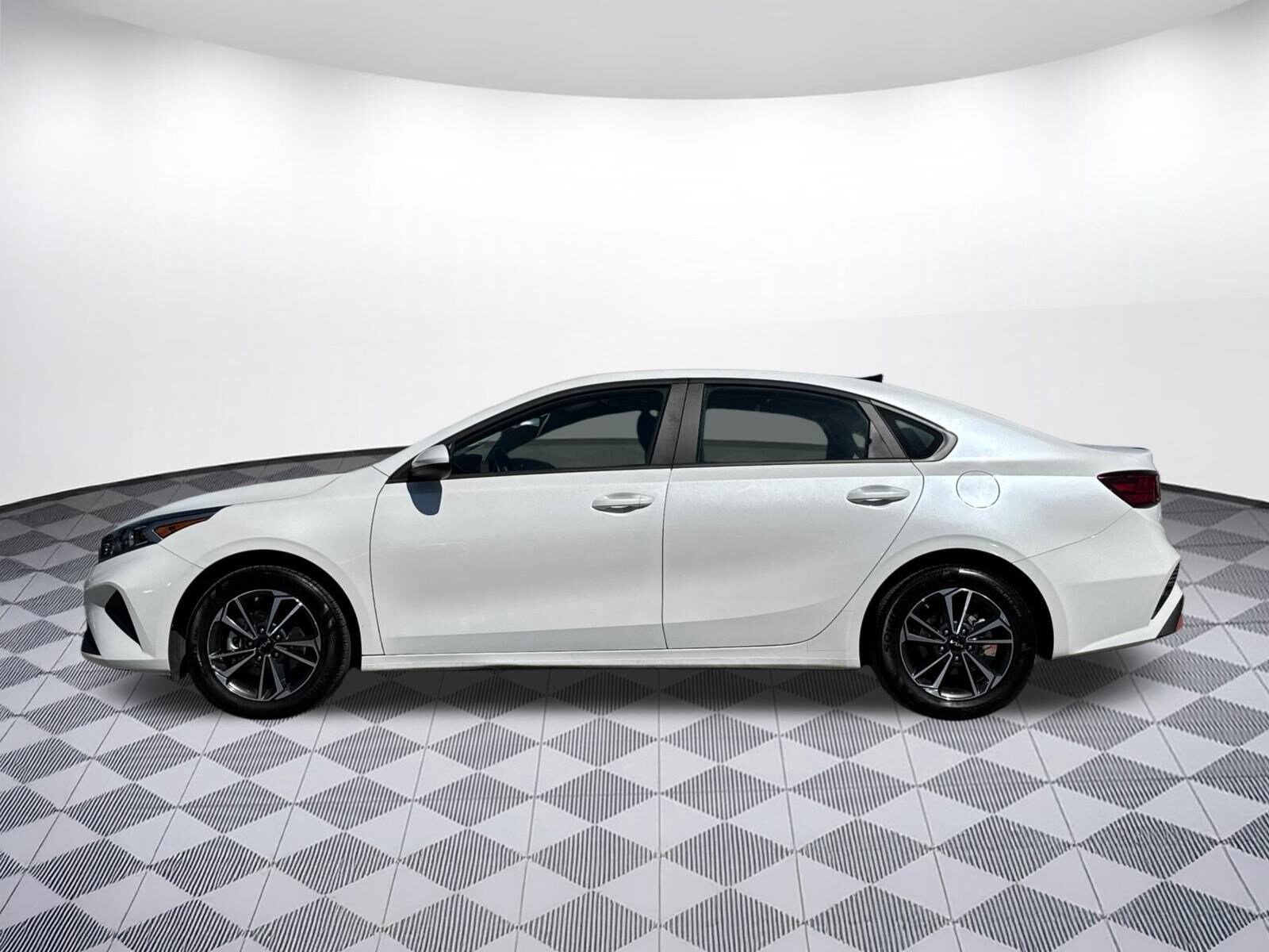 2024 Kia Forte LXS photo 2