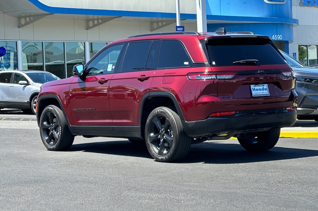 Used 2023 Jeep Grand Cherokee Laredo SUV