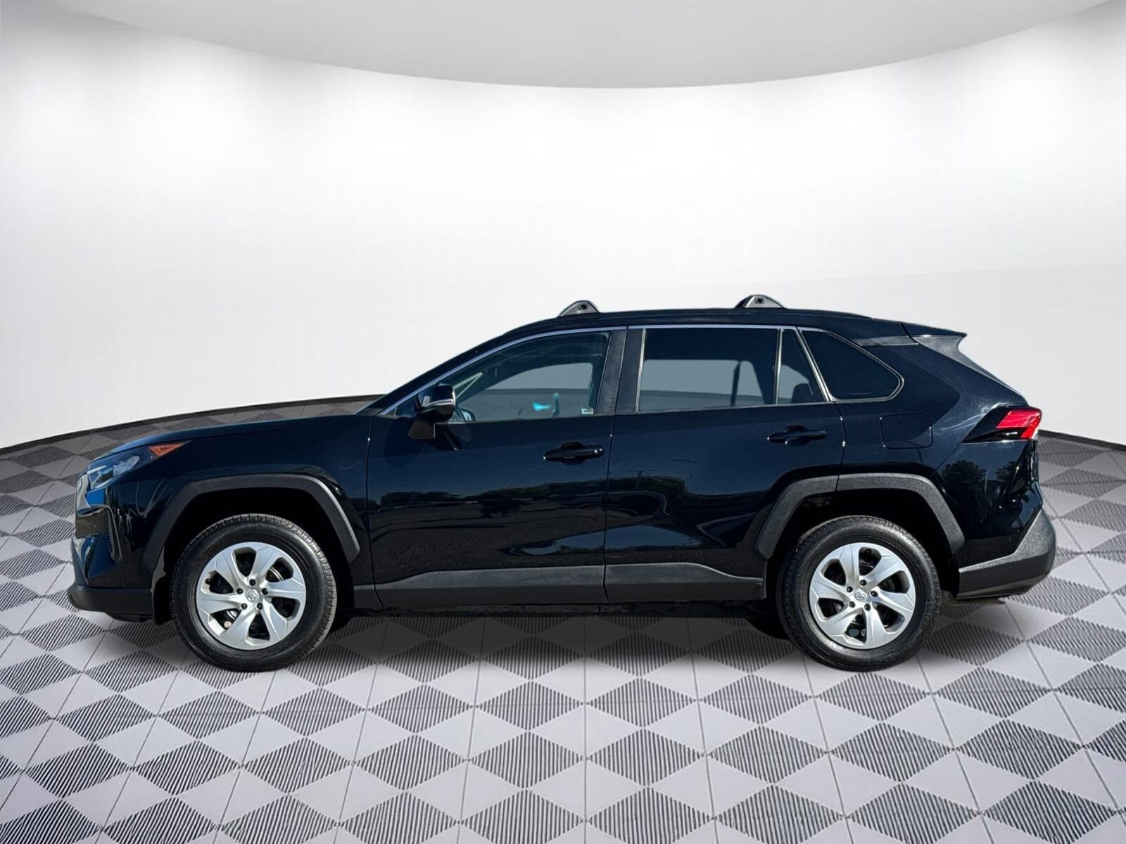 2021 Toyota RAV4 LE photo 2