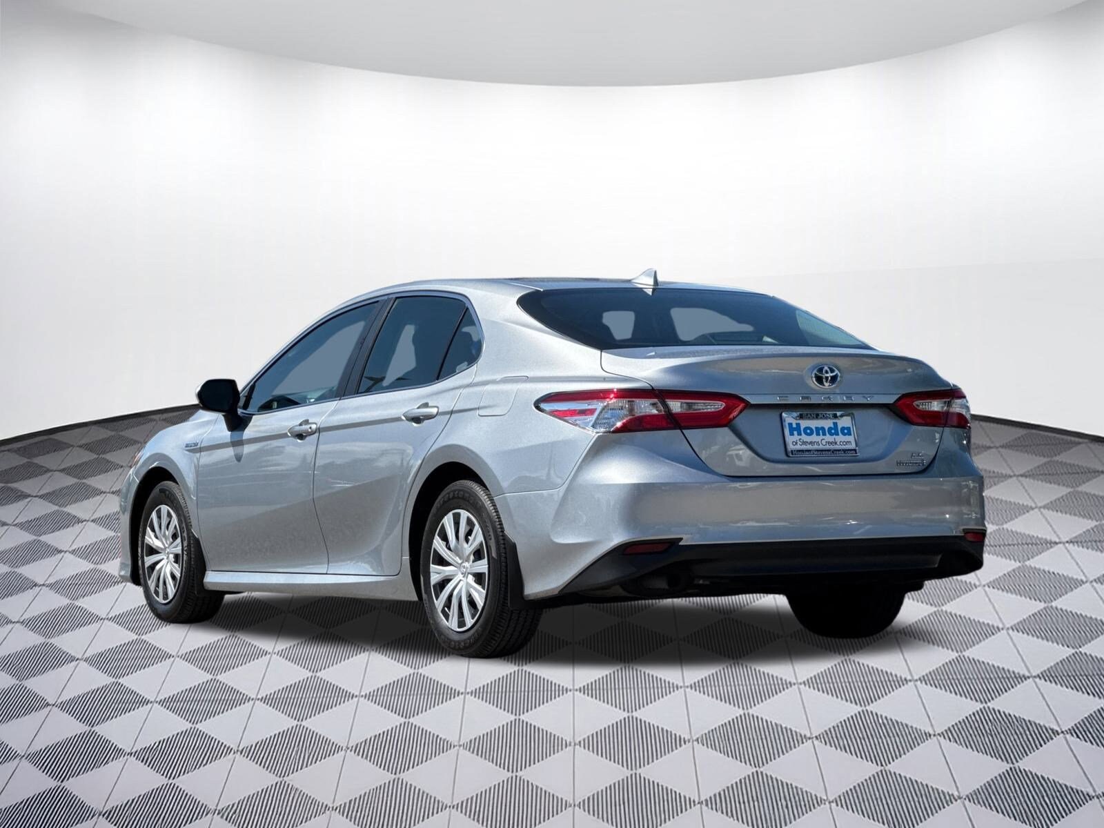 2018 Toyota Camry Hybrid LE photo 3