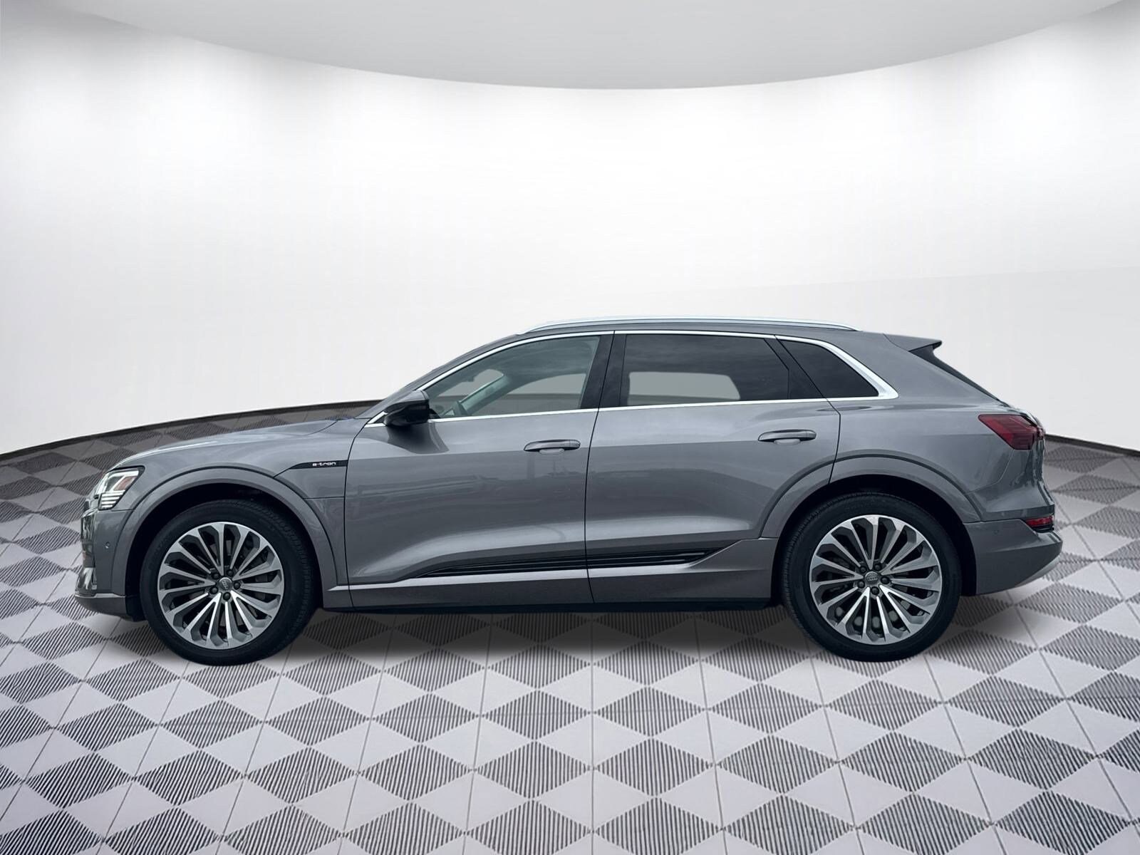2019 Audi e-tron Premium Plus photo 2