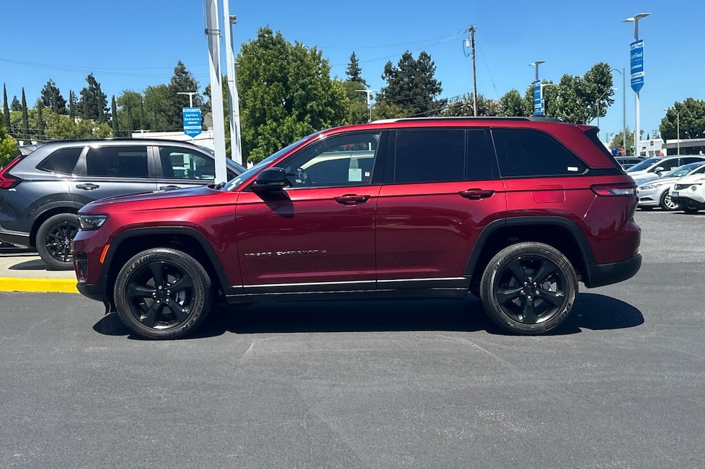 Used 2023 Jeep Grand Cherokee Laredo SUV
