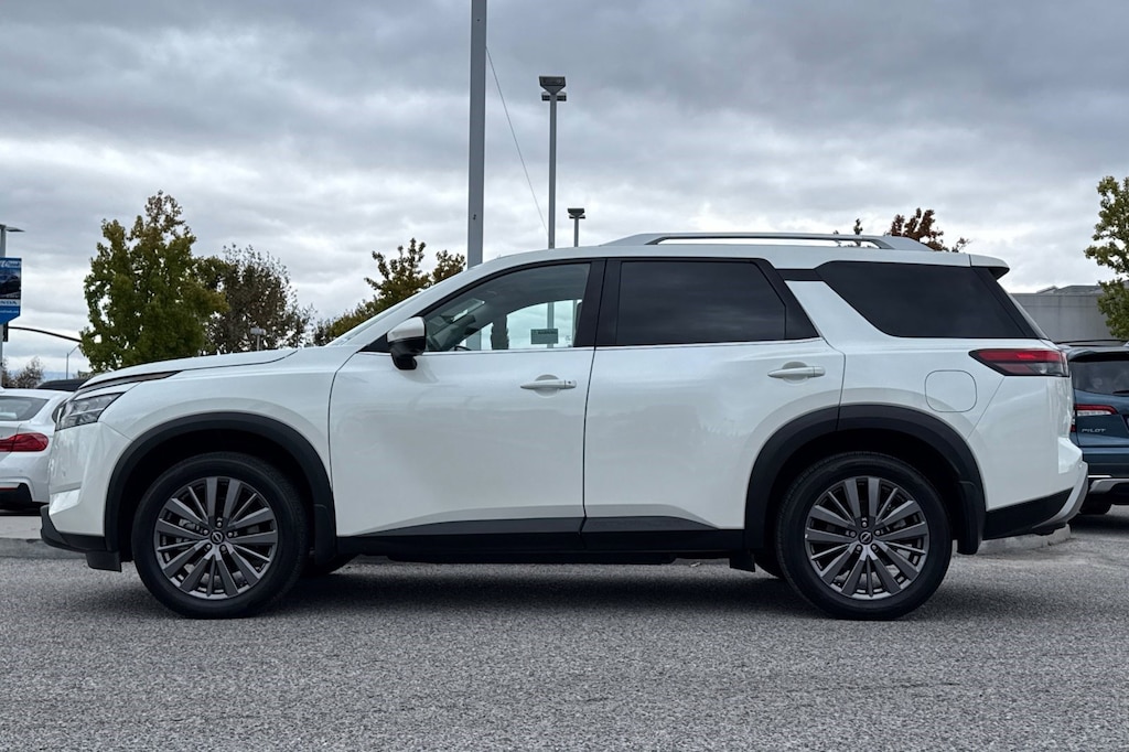 Used 2024 Nissan Pathfinder SL SUV