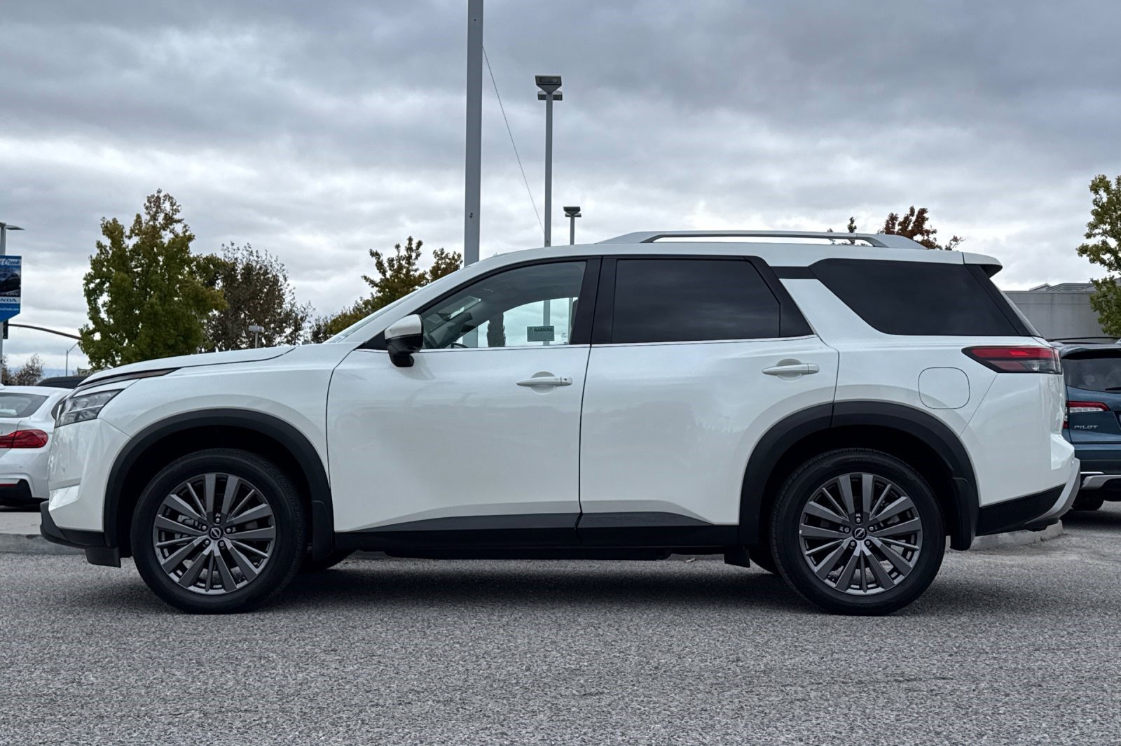 2024 Nissan Pathfinder SL photo 2