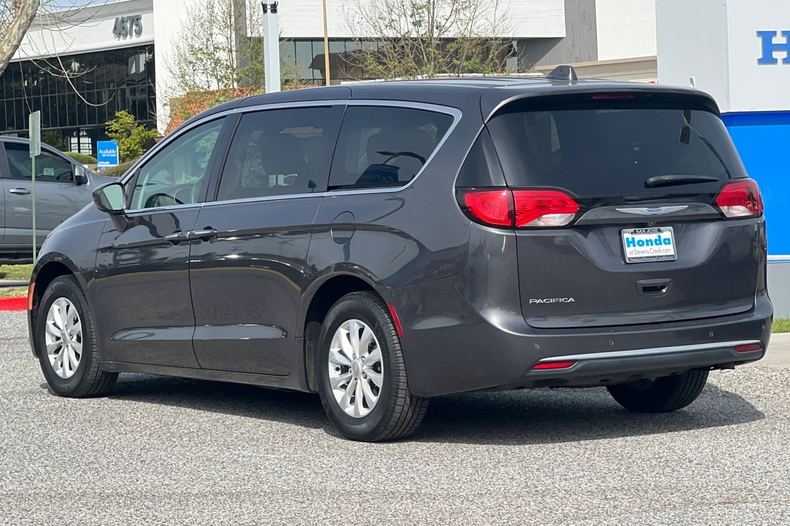 2018 Chrysler Pacifica Touring Plus photo 2