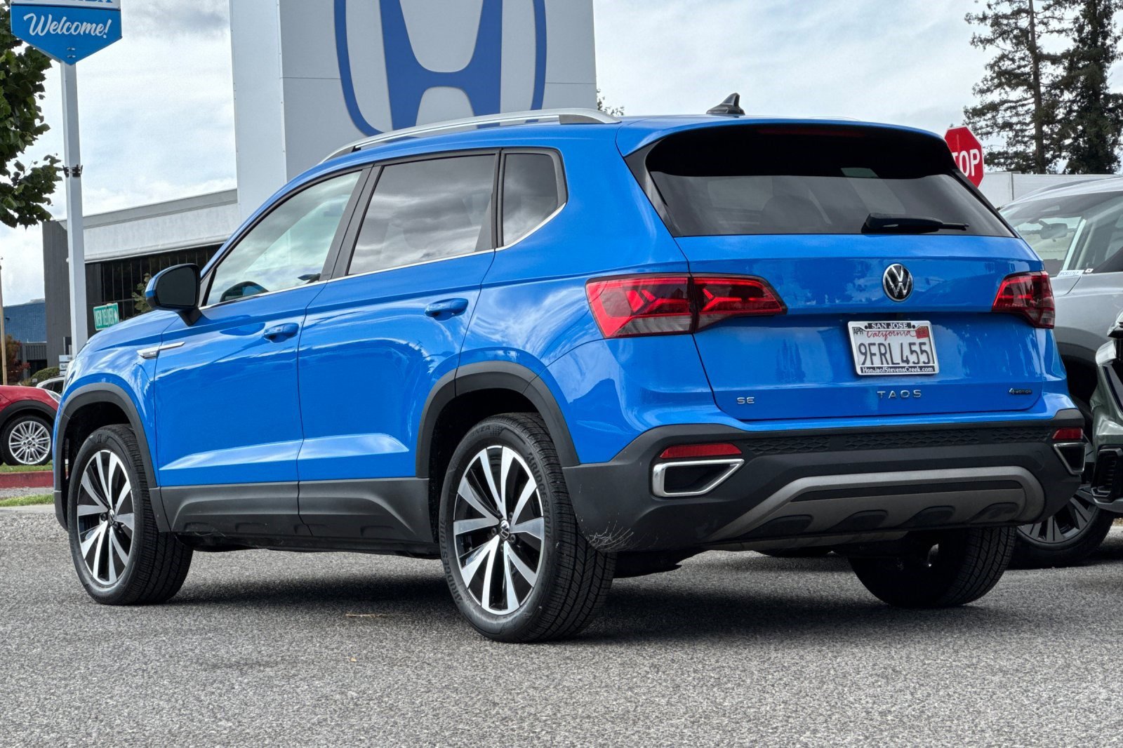 2023 Volkswagen Taos SE photo 3
