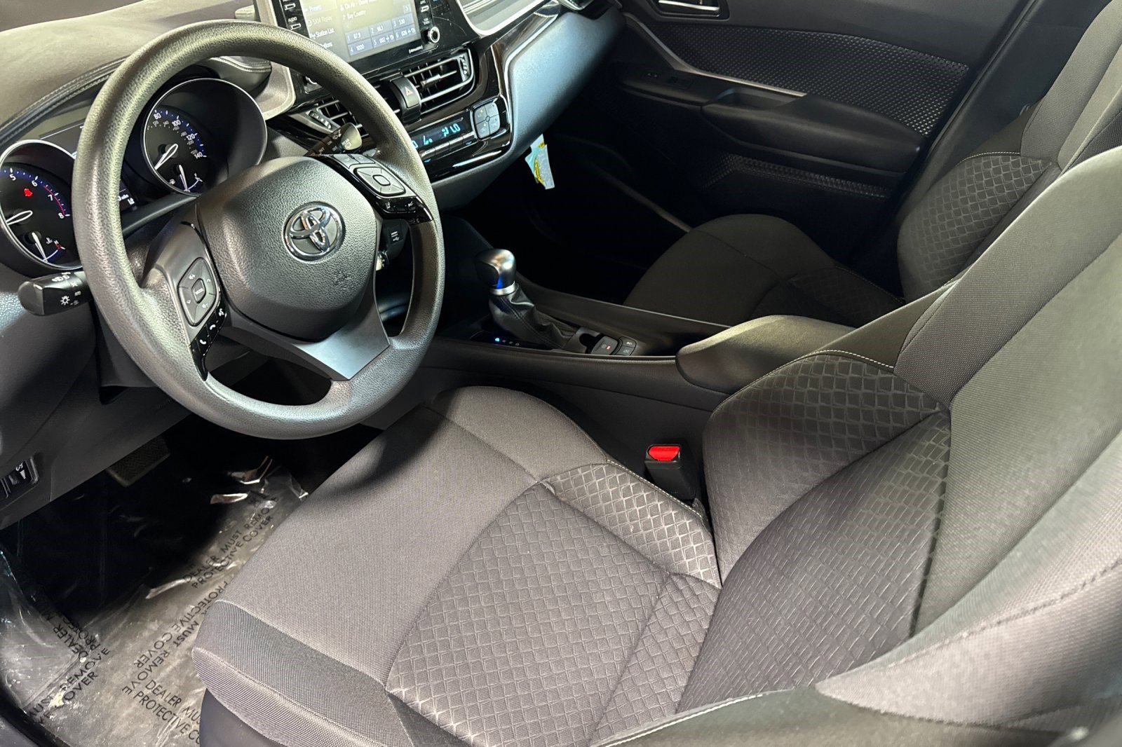2020 Toyota C-HR LE photo 4
