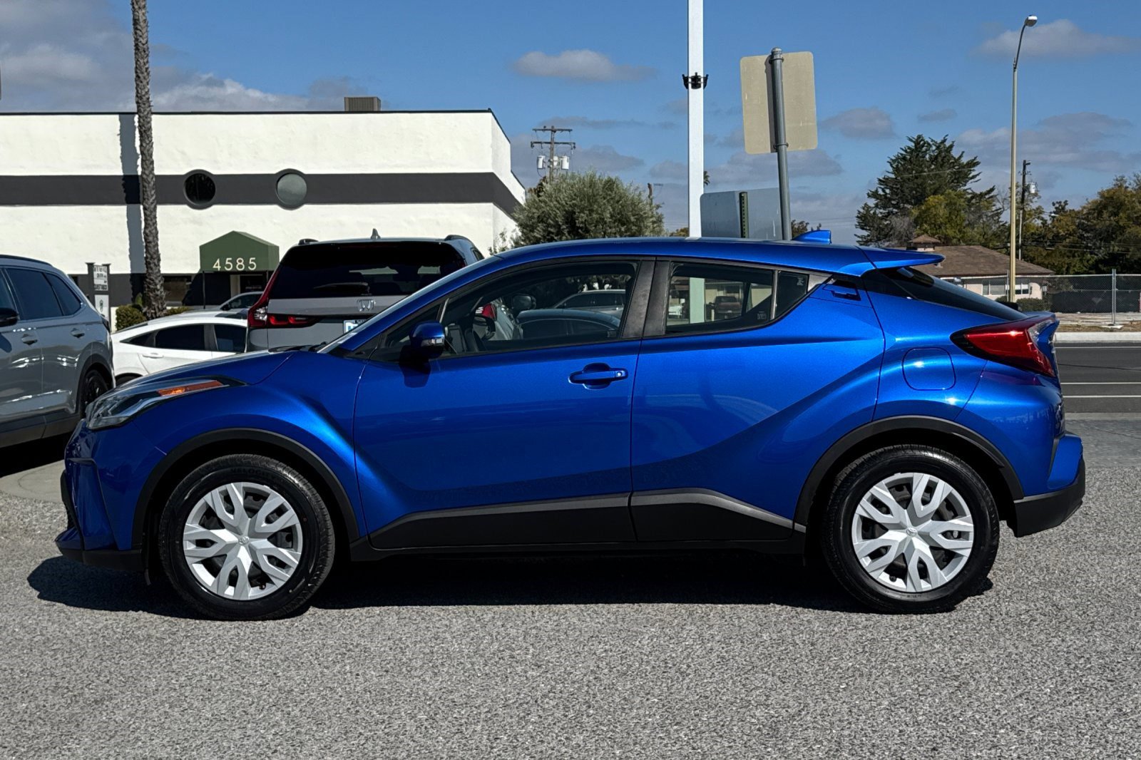 2020 Toyota C-HR LE photo 2