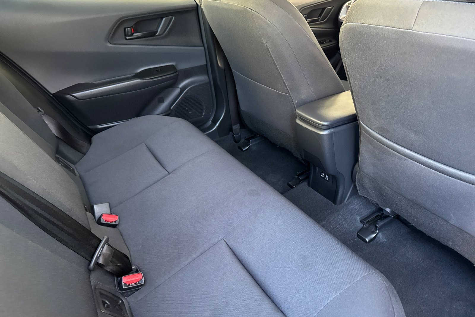 2024 Toyota Prius LE - Photo 30