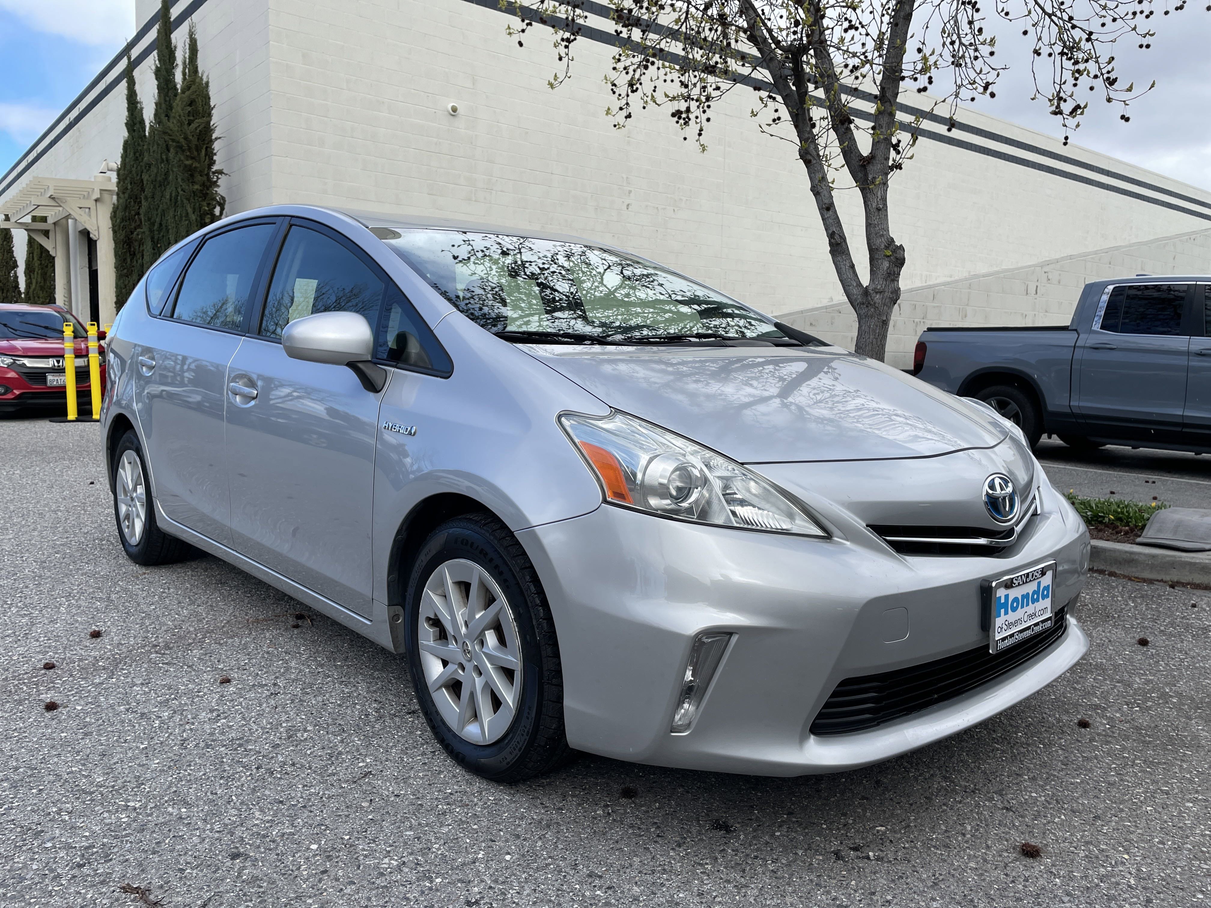 Toyota Prius v 2013: Irit Bahan Bakar, Ruang Kabin Luas, dan Teknologi Hybrid yang Handal