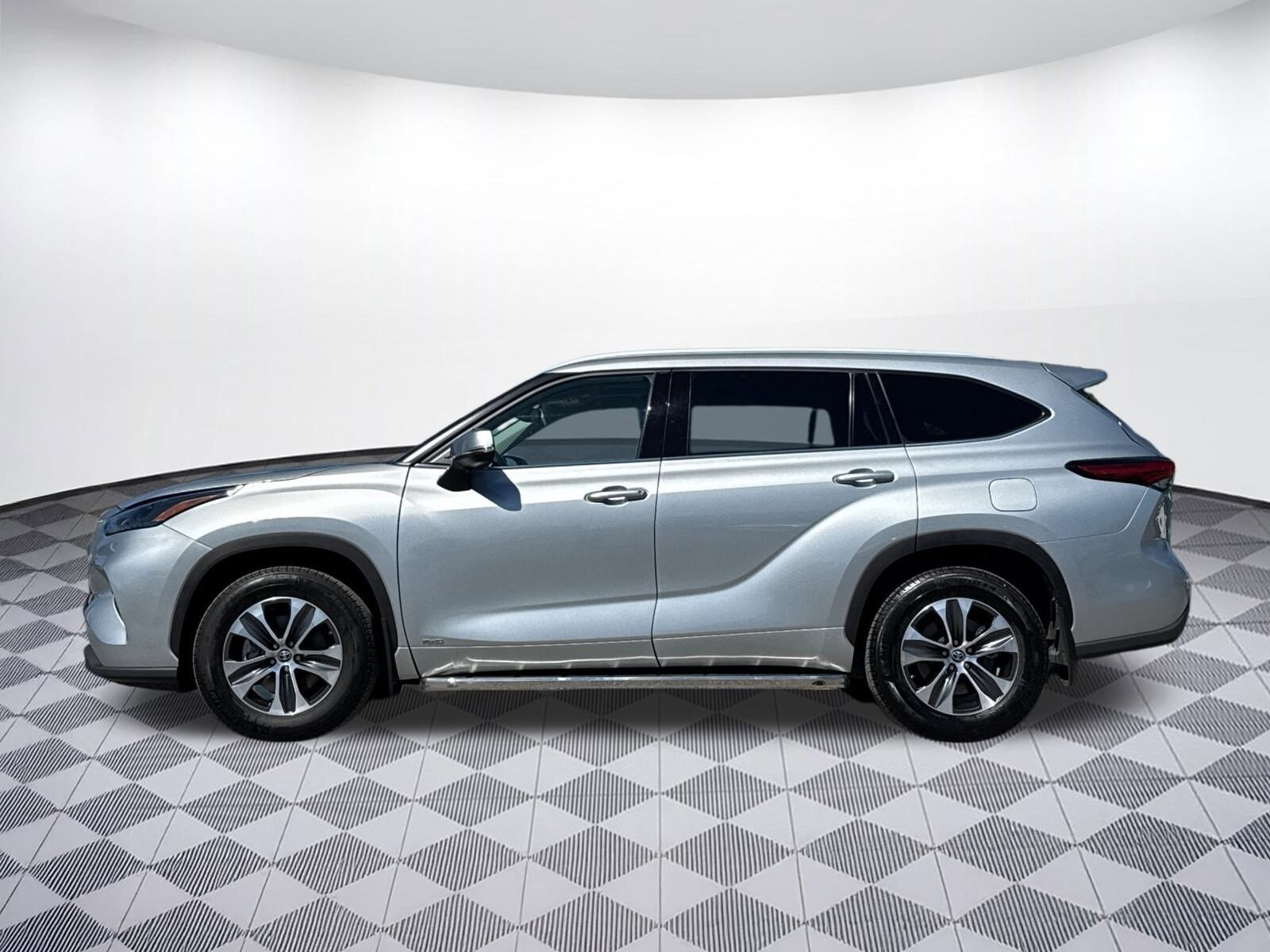 2022 Toyota Highlander Hybrid XLE photo 2