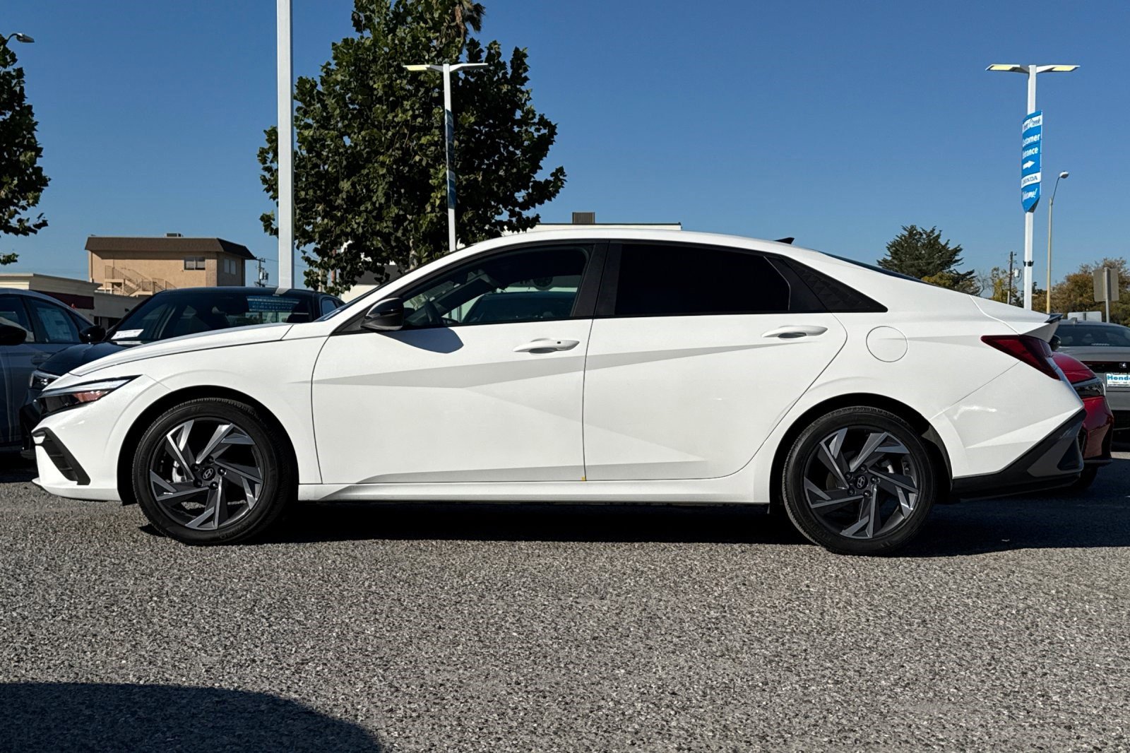 2025 Hyundai Elantra SEL Sport photo 2