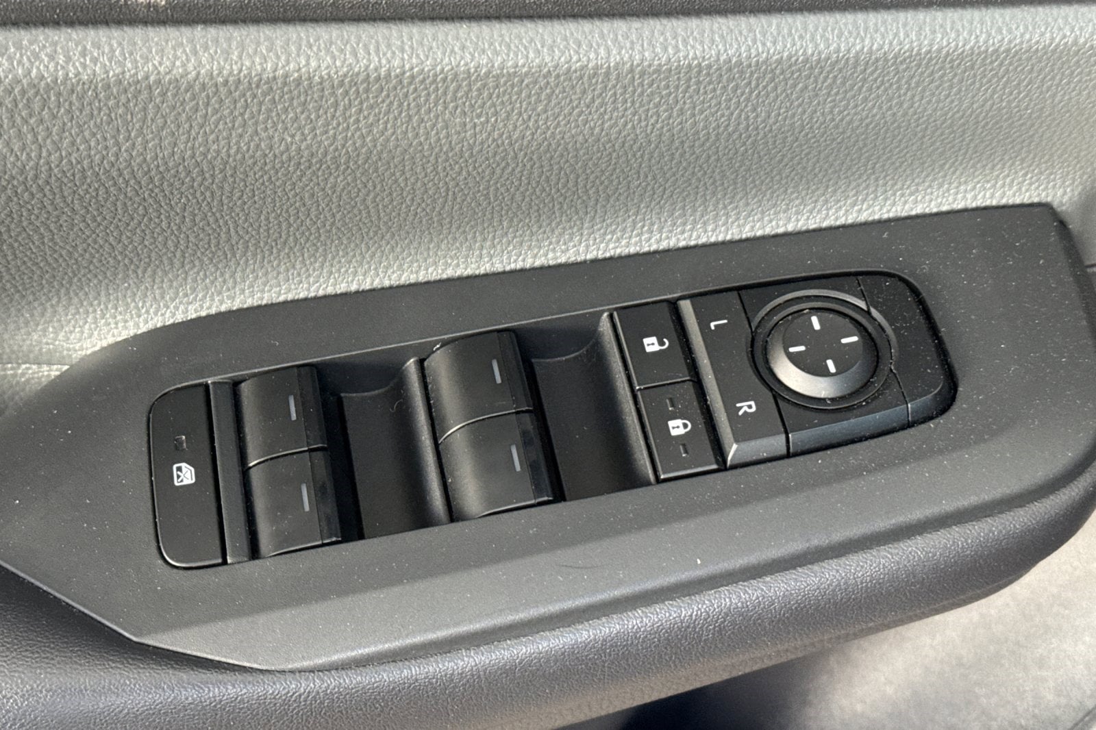 2024 Toyota Prius LE - Photo 13