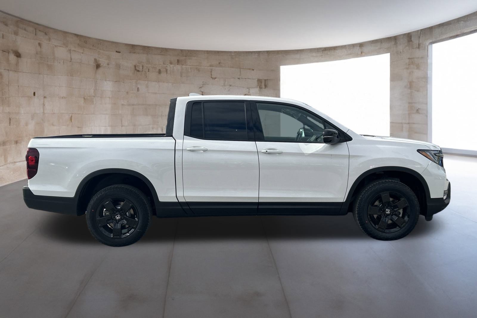 2025 Honda Ridgeline Black Edition photo 2